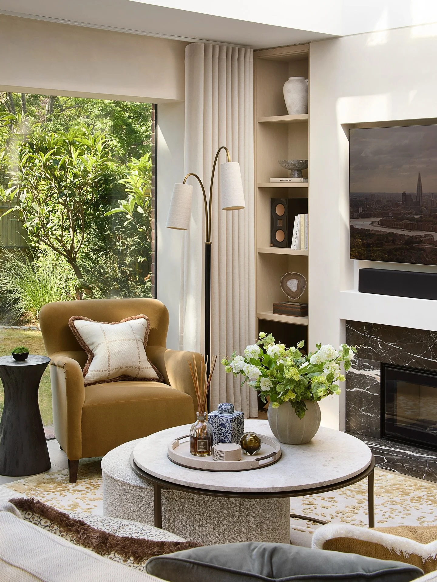 The living room at our Wimbledon project 💫
.
.
.
#interiordesign #luxuryhomes #luxuryinteriors #luxuryrealestate #modernhomes #moderninteriordesign #interiortrends #londoninteriors #londoninteriordesigner #andreabenedettini #highendresidential #high