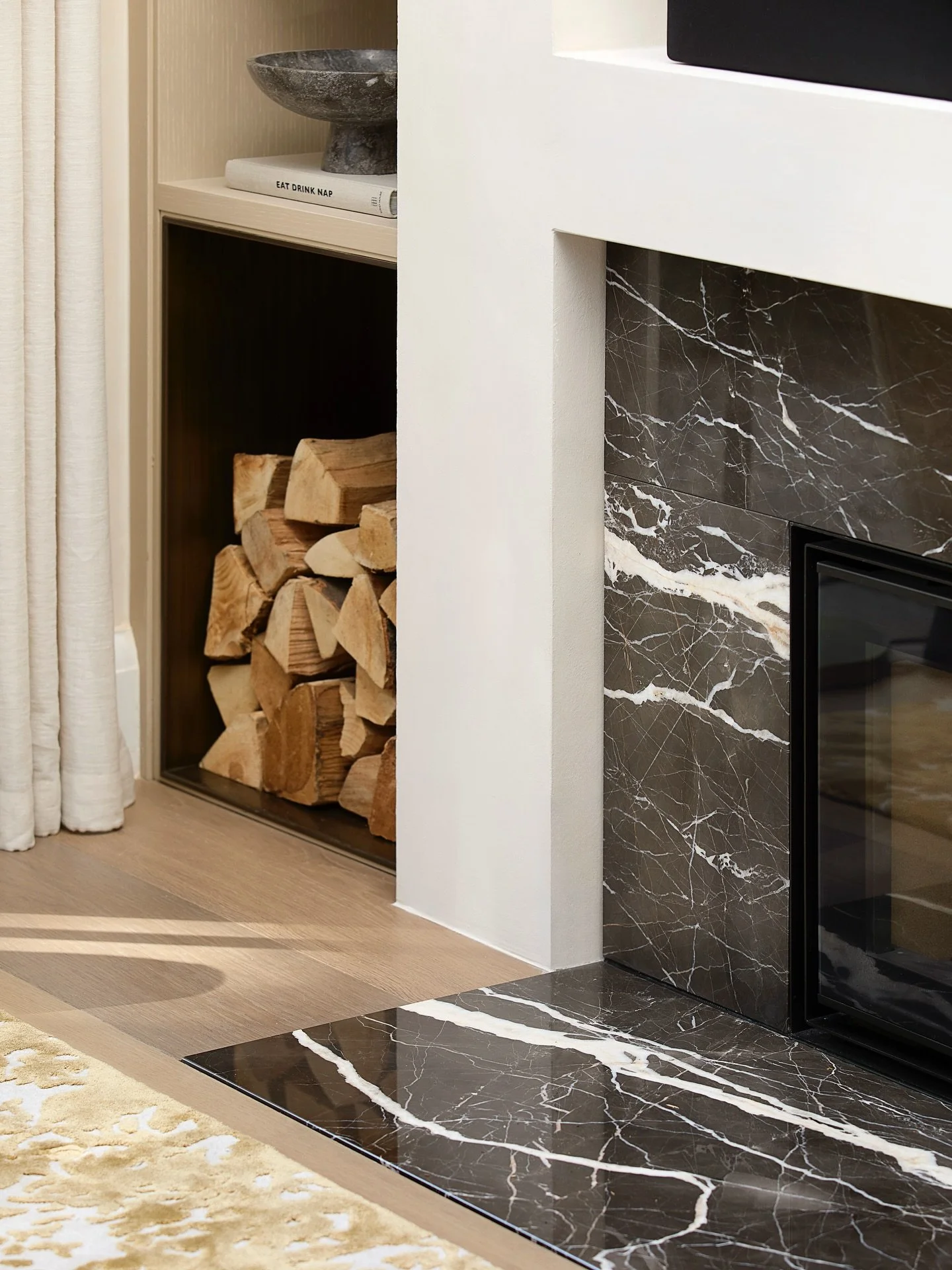 Details from the Living Room at our Wimbledon project shared in our latest post. Swipe left to view more 👈🏼
.
.
.
#interiordesign #luxuryhomes #luxuryinteriors #luxuryrealestate #modernhomes #moderninteriordesign #interiortrends #londoninteriors #l