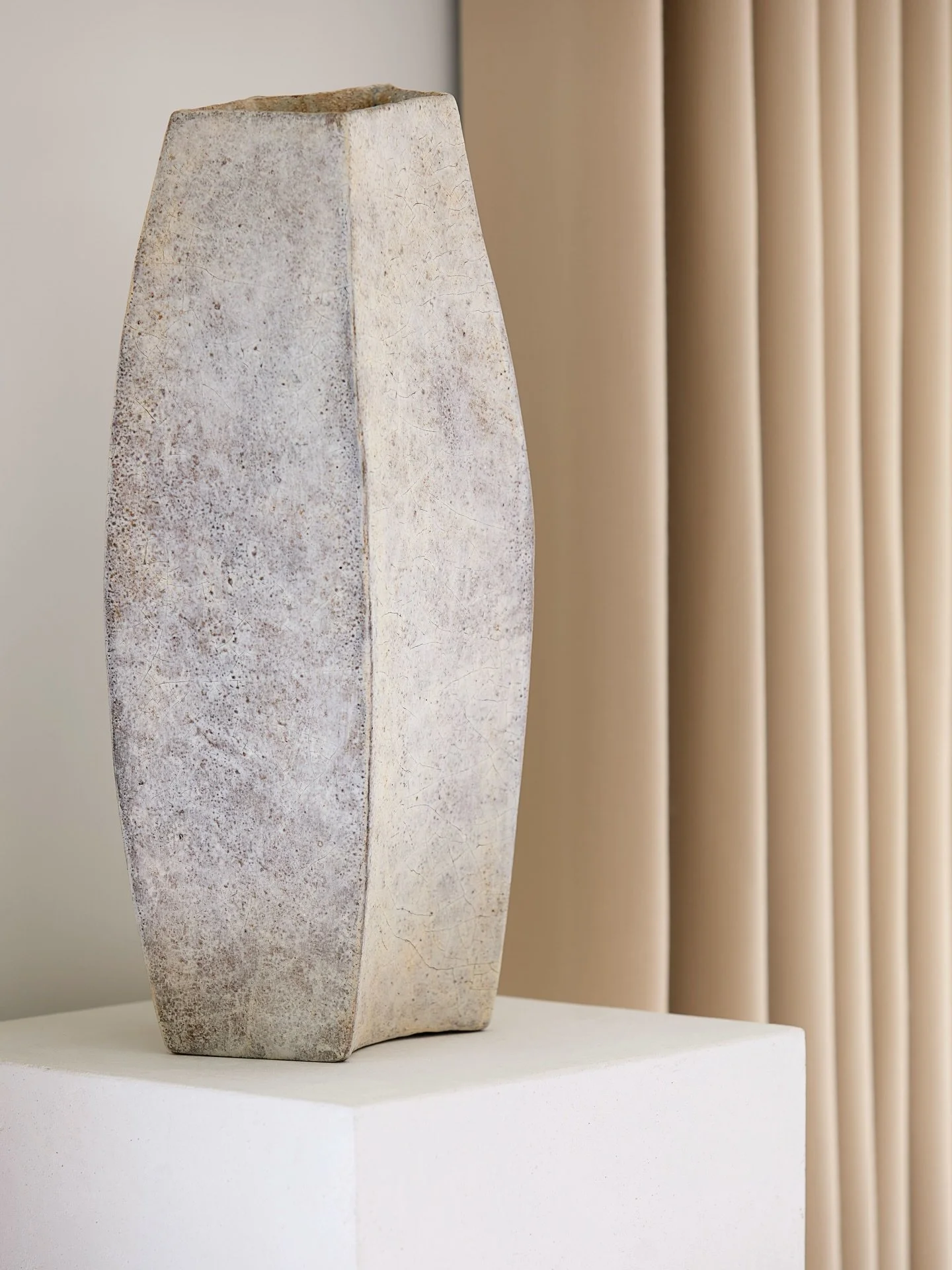 Details from the elegant living room at our Hampstead Family Home project. Swipe left to view more 👈🏼
.
.
.
#luxuryinteriordesign #interiordesign #interiordetails