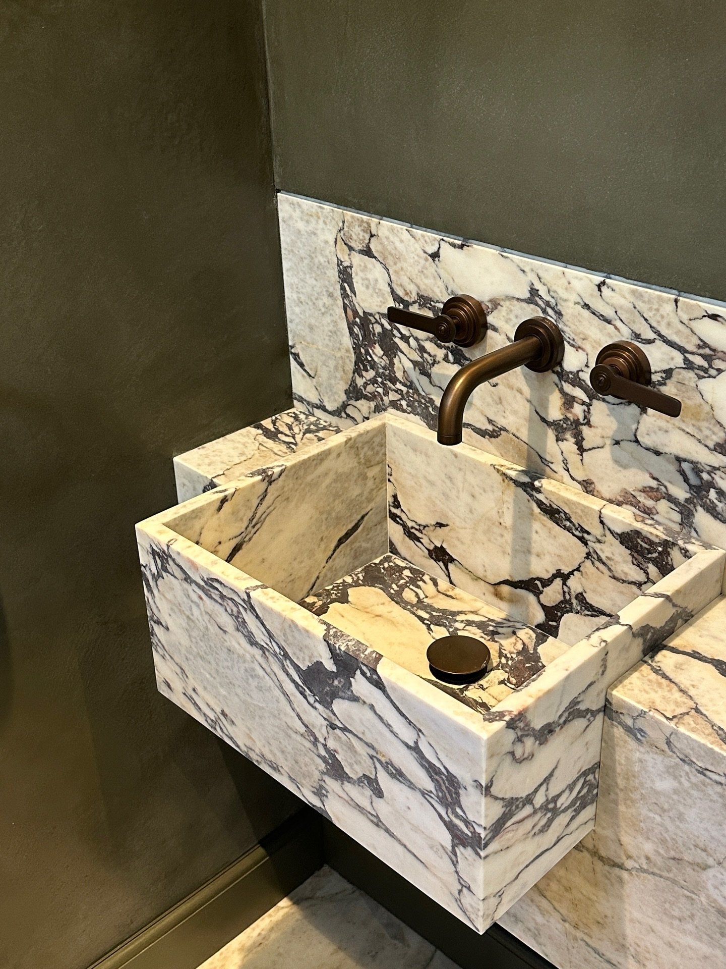 A quiet sense of luxury envelops the powder room at our Hampstead project, where striking veined marble meets deep green plaster walls.
.
.
.
#luxuryinterior #bathroom #bathroominspo #bathroomgoals #londoninteriors