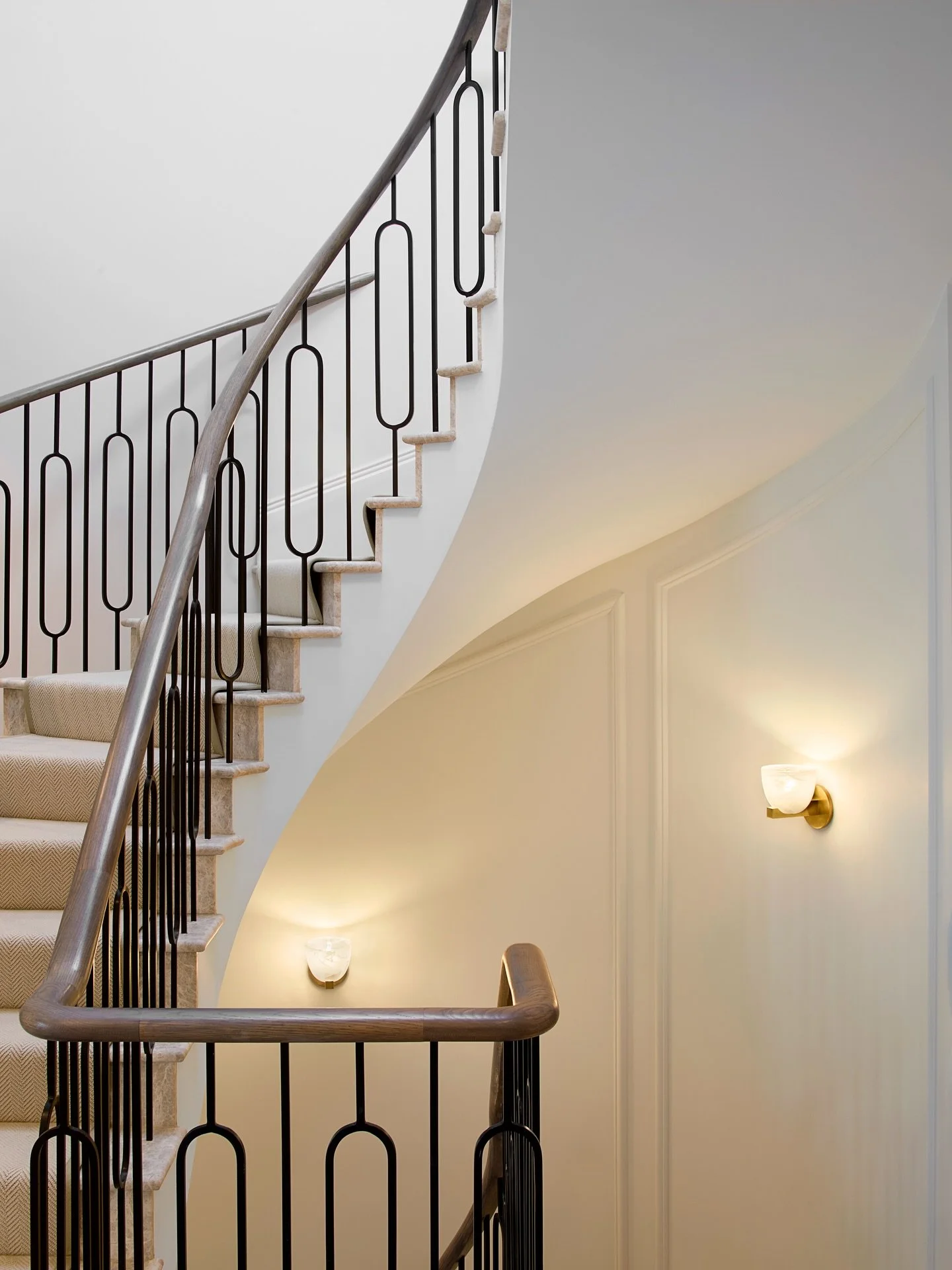 Gentle curves unfold along the staircase at our Surrey family home, where soft lines, jewel-like wall lights, and brass detailing create a quietly elegant moment. Wishing everyone a bright start of the week 💫
.
.
.
#interiordesigninspiration #stairc