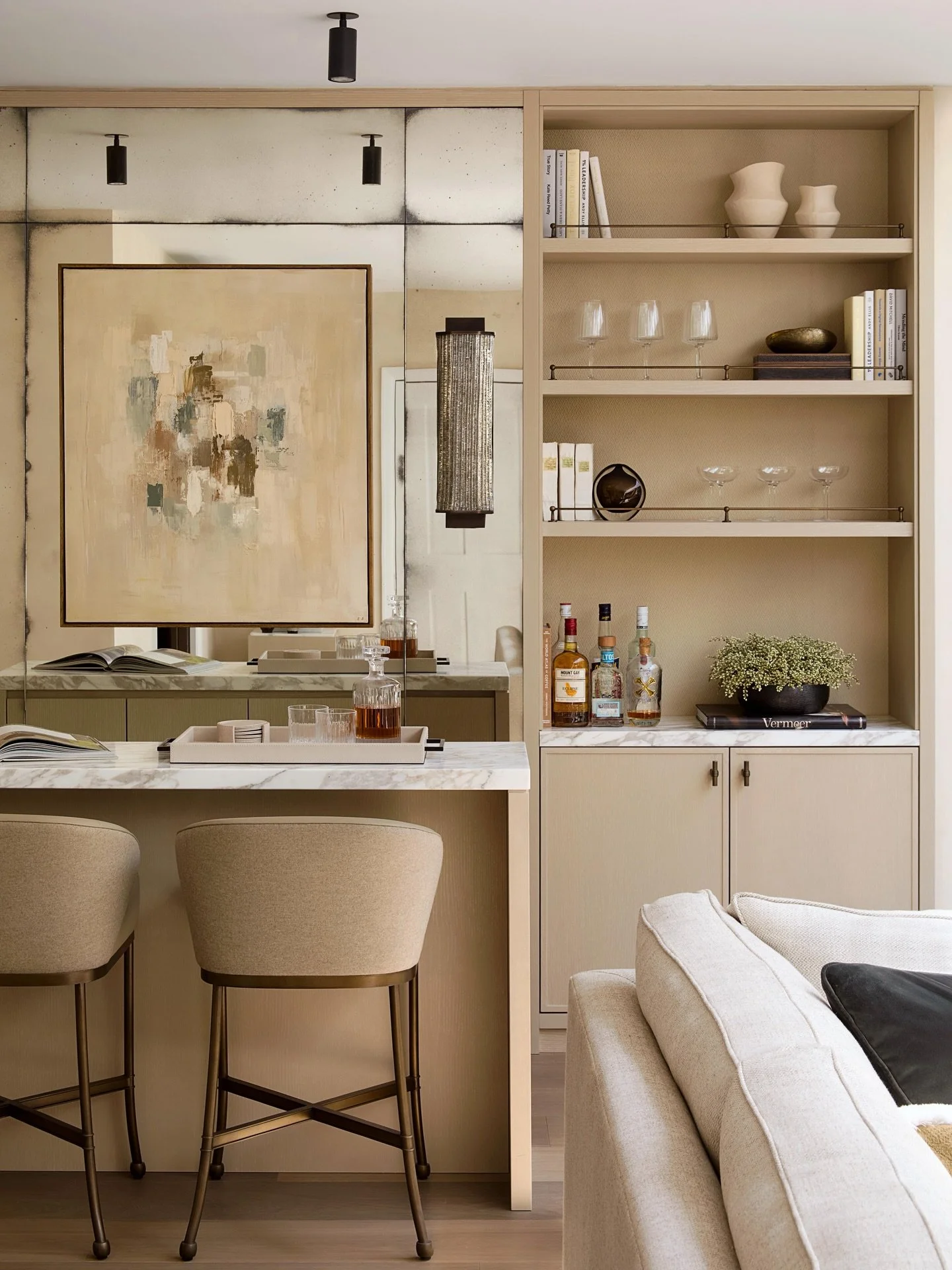 Starting the week with the bright and inviting bar at our Wimbledon House project. Wishing everyone a positive start to the week.
.
.
.
#interiordesign #bardesign #homebar #interiorluxurydesign #luxuryinterior