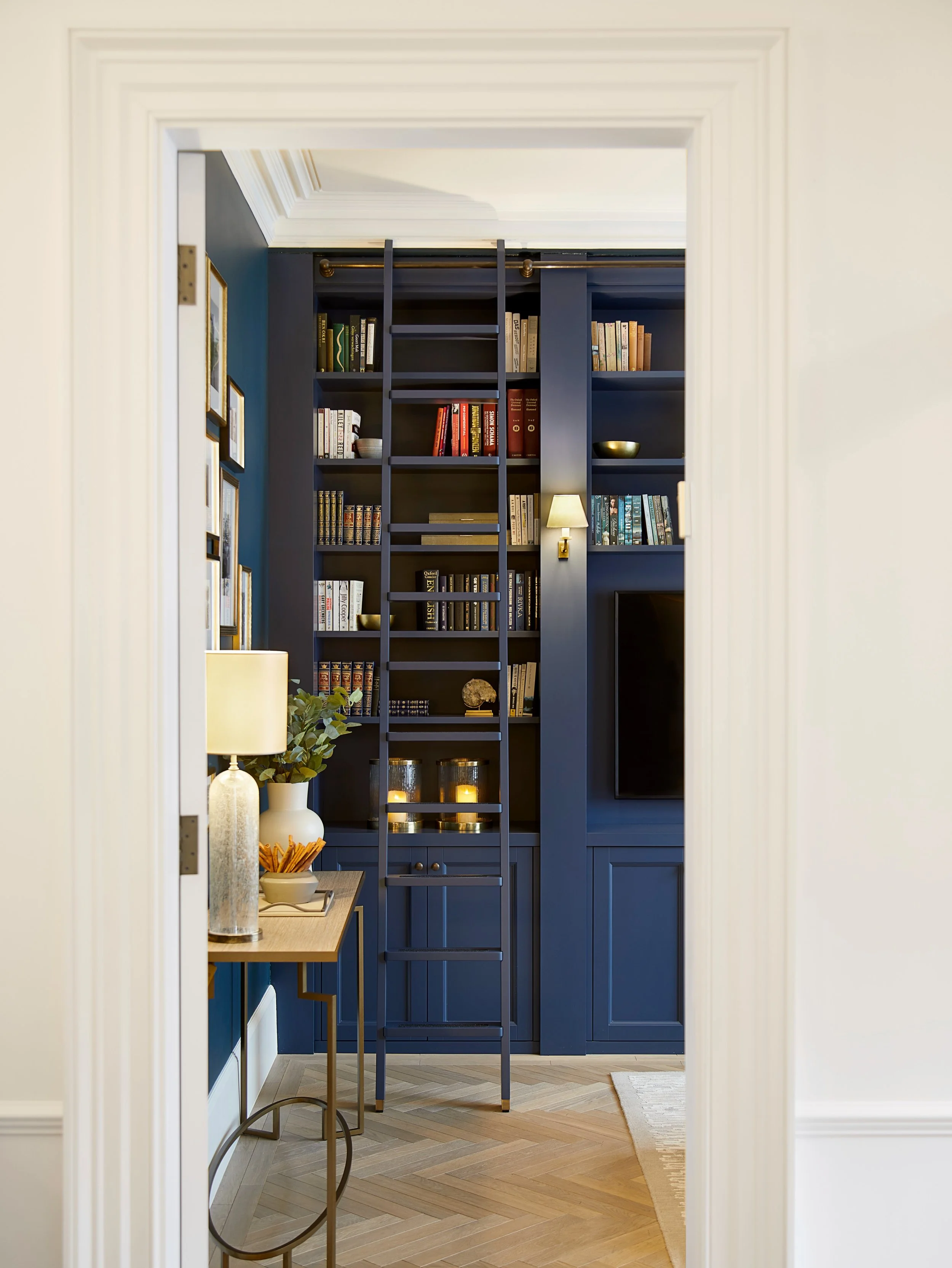 Tour of the TV room at our very first Hampstead project. Wrapped in deep ocean-blue tones, this cosy space was designed as the perfect retreat for snuggling up on the sofa with a cuppa and enjoying a good movie or a great book.
.
.
.
#tvroom #library