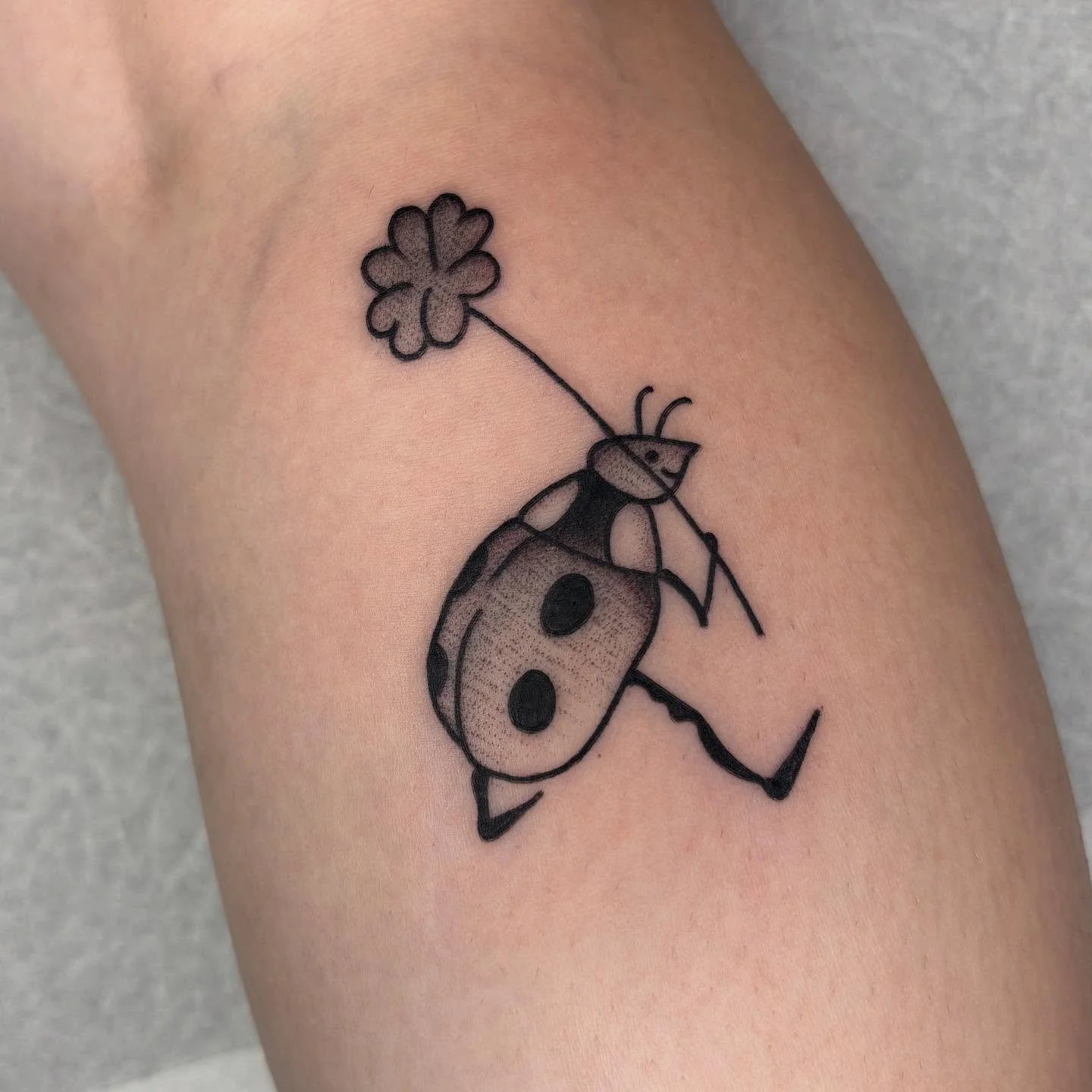 A lil friend from my flash book ♧ for appointments email ameliarosetattoo@gmail ♧ 

#Losangelestattoo #whimsicaltattoo #storybookillustration #tattooartist #tattoodesign #cutetattoo
