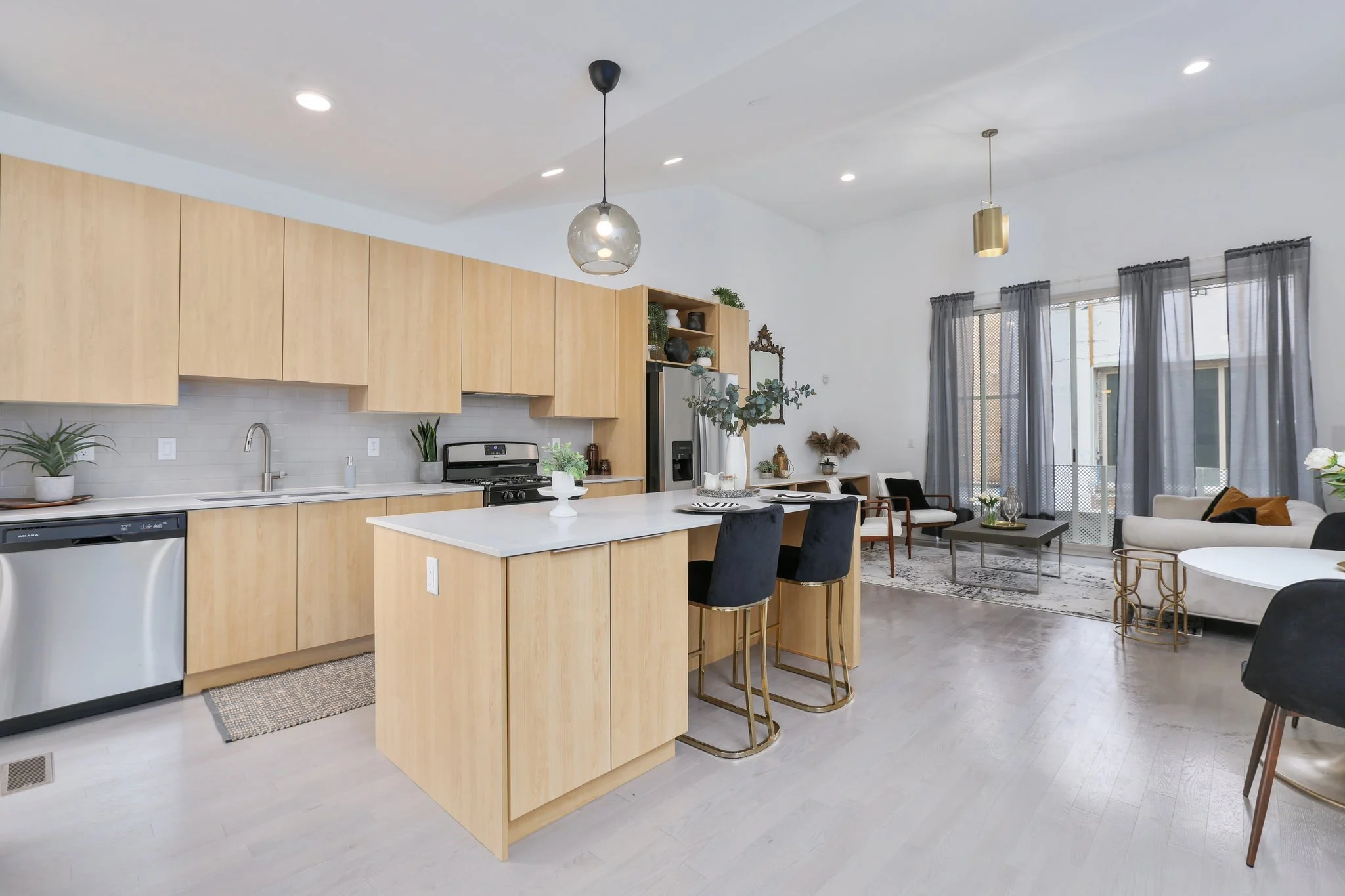 8-web-or-mls-2832 John R Street - 07.jpg