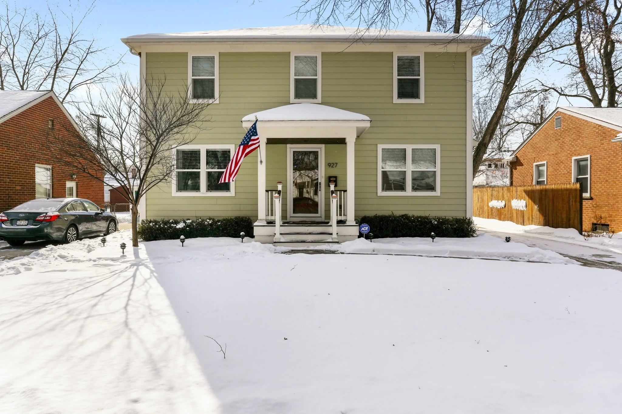2-web-or-mls-927 Greenleaf Drive, Royal Oak - 02.JPG