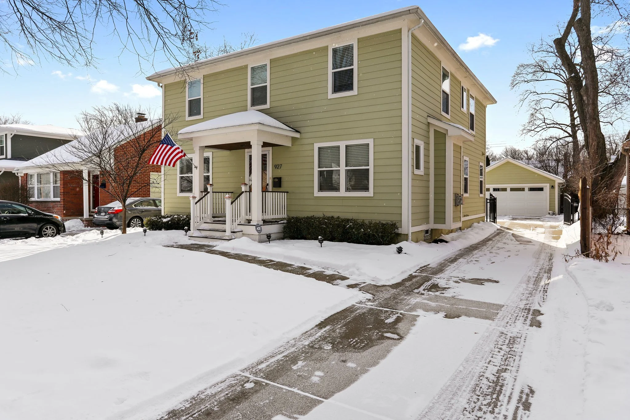 3-web-or-mls-927 Greenleaf Drive, Royal Oak - 03.JPG