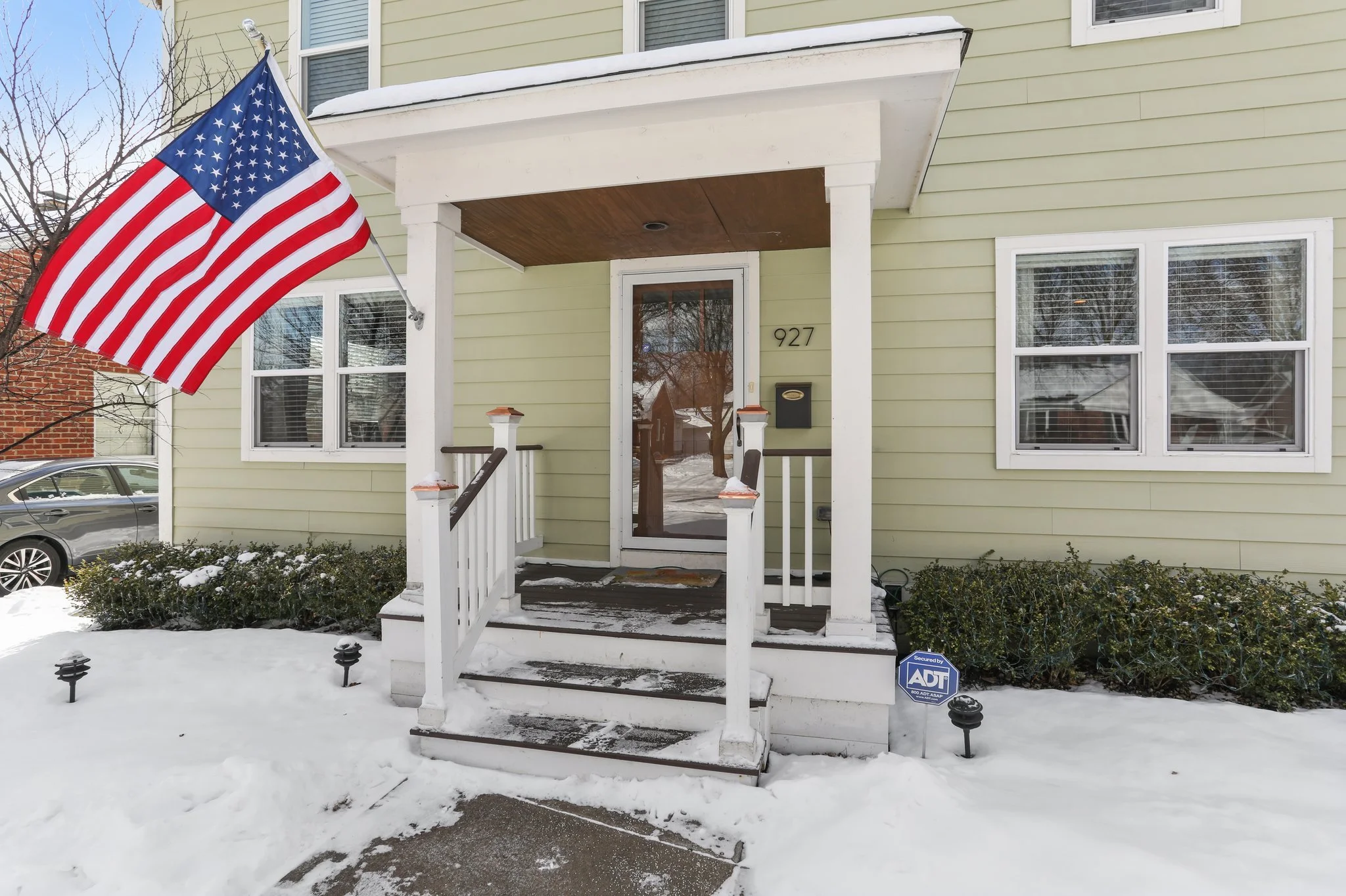 4-web-or-mls-927 Greenleaf Drive, Royal Oak - 04.JPG