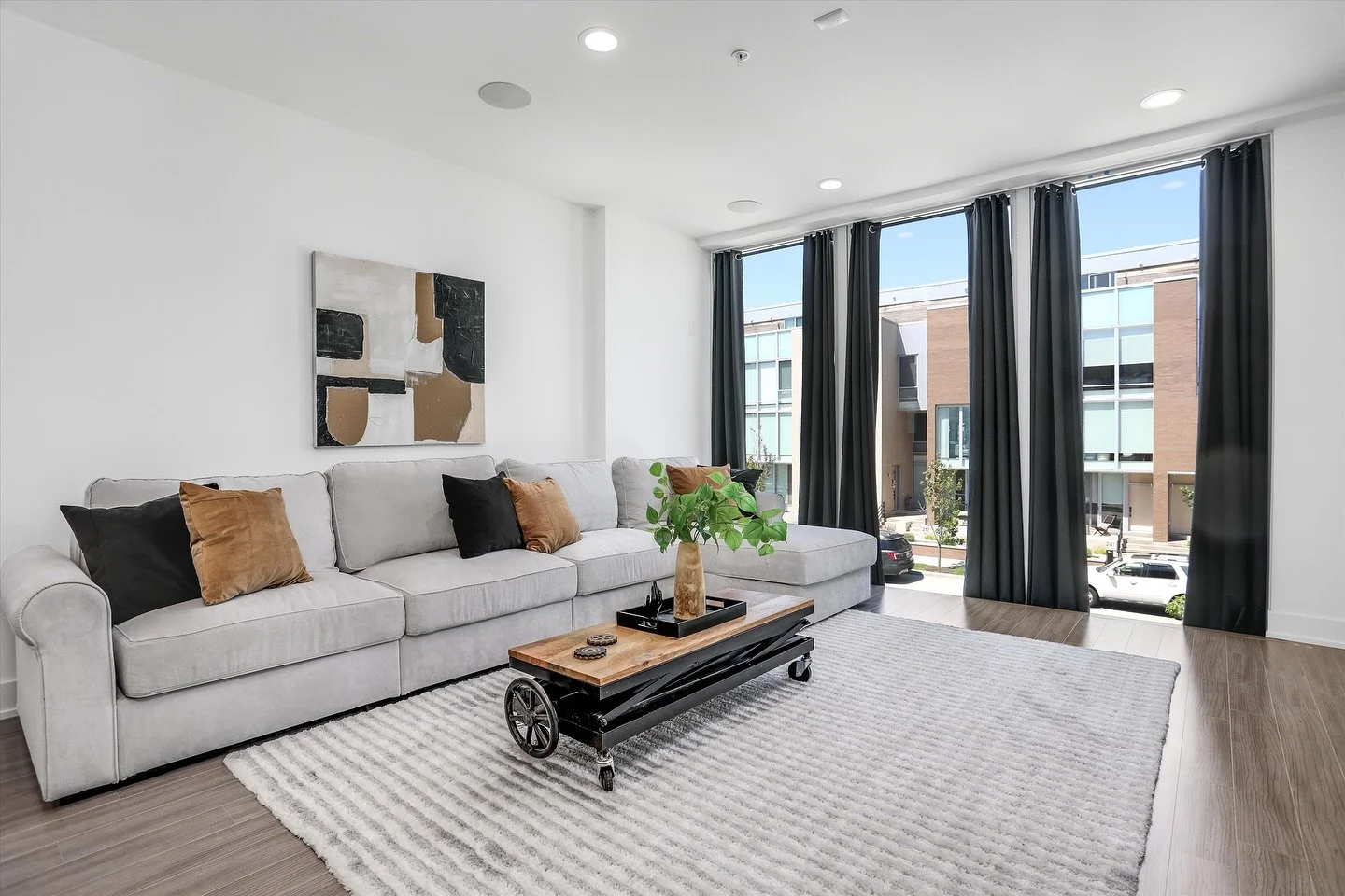 🦄 SUPER RARE fully furnished lease NOW available in 📍City Modern in the Brush Park neighborhood of downtown Detroit ➡️ $7000/mo. 

240 Alfred St
Detroit MI 48201

Move right into this &ldquo;fully furnished&rdquo; executive-style townhome in the he