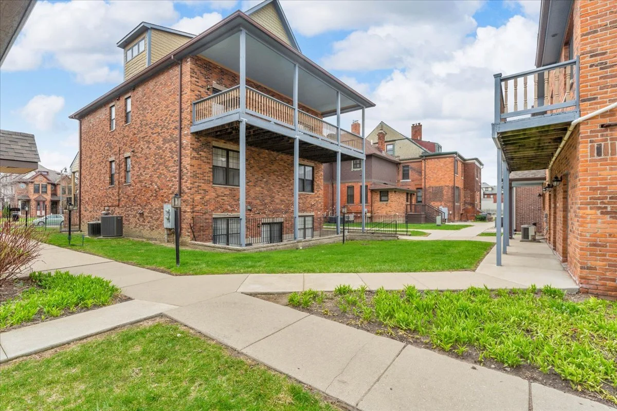 35-429 E Ferry St 9-35.jpg