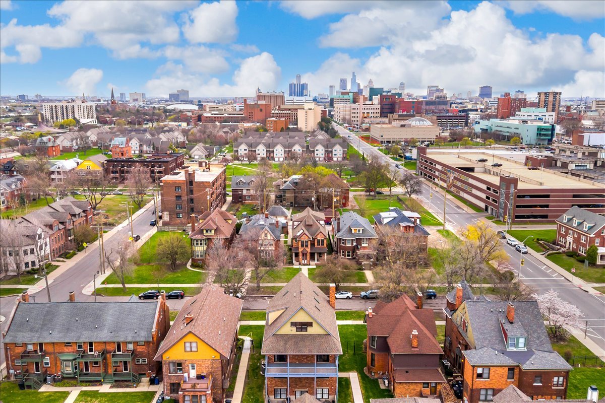 39-429 E Ferry St 9-39.jpg