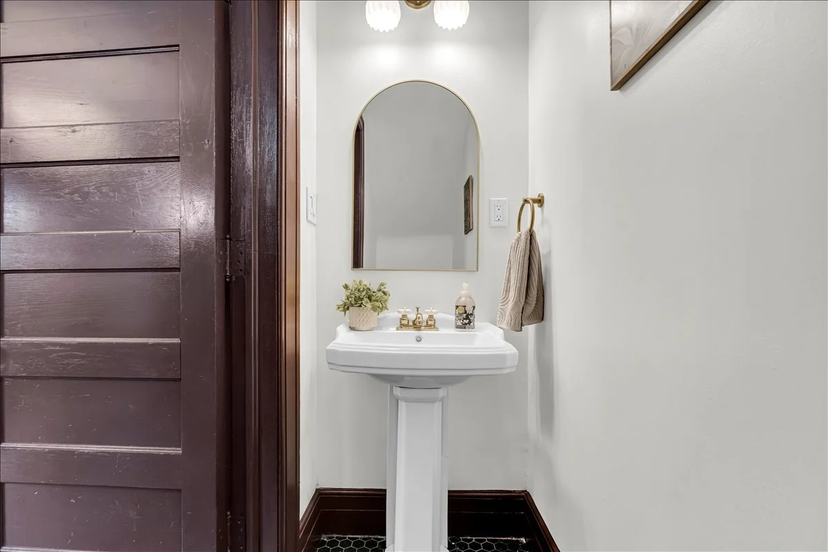 15-1807 Seyburn St_14.jpg