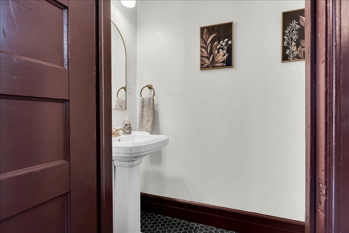 17-1807 Seyburn St_16.jpg