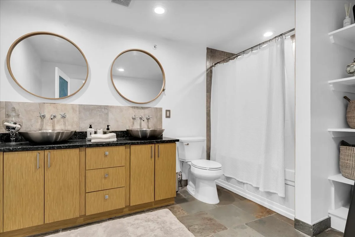 10-2843 E Grand Blvd 12_8.jpg