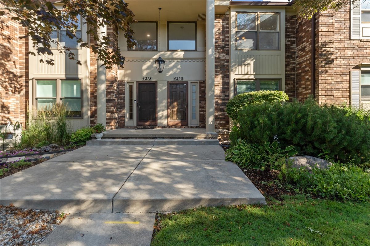 03-4320 Knightsbridge Ln-3.jpg