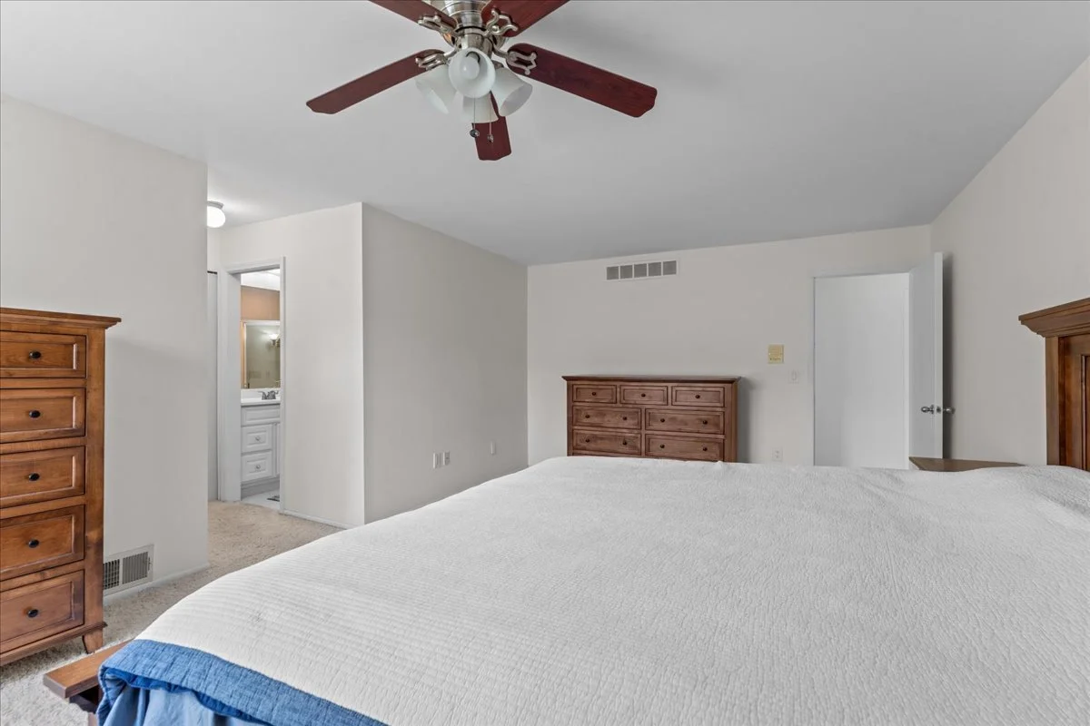 23-4320 Knightsbridge Ln-23.jpg