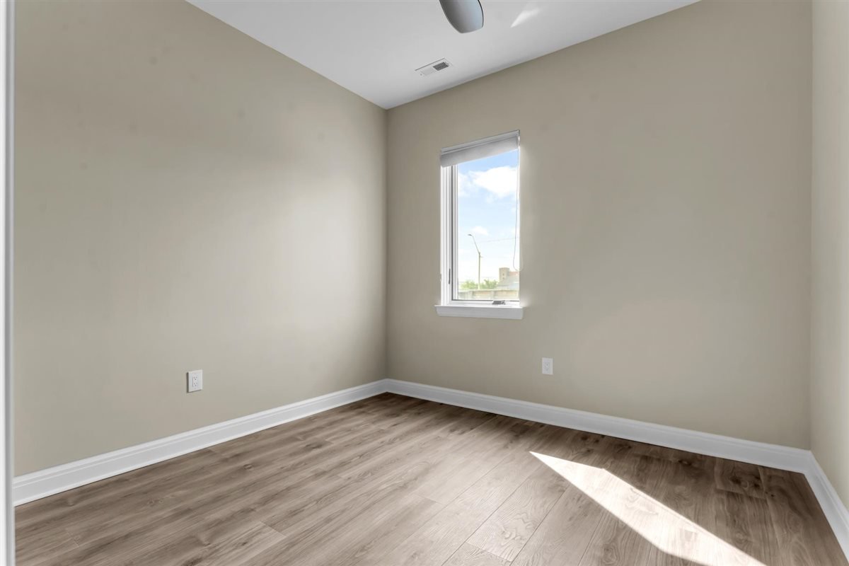 22-438 Selden St 202-22.jpg