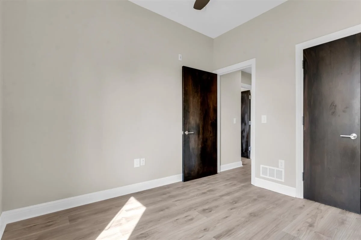 23-438 Selden St 202-23.jpg