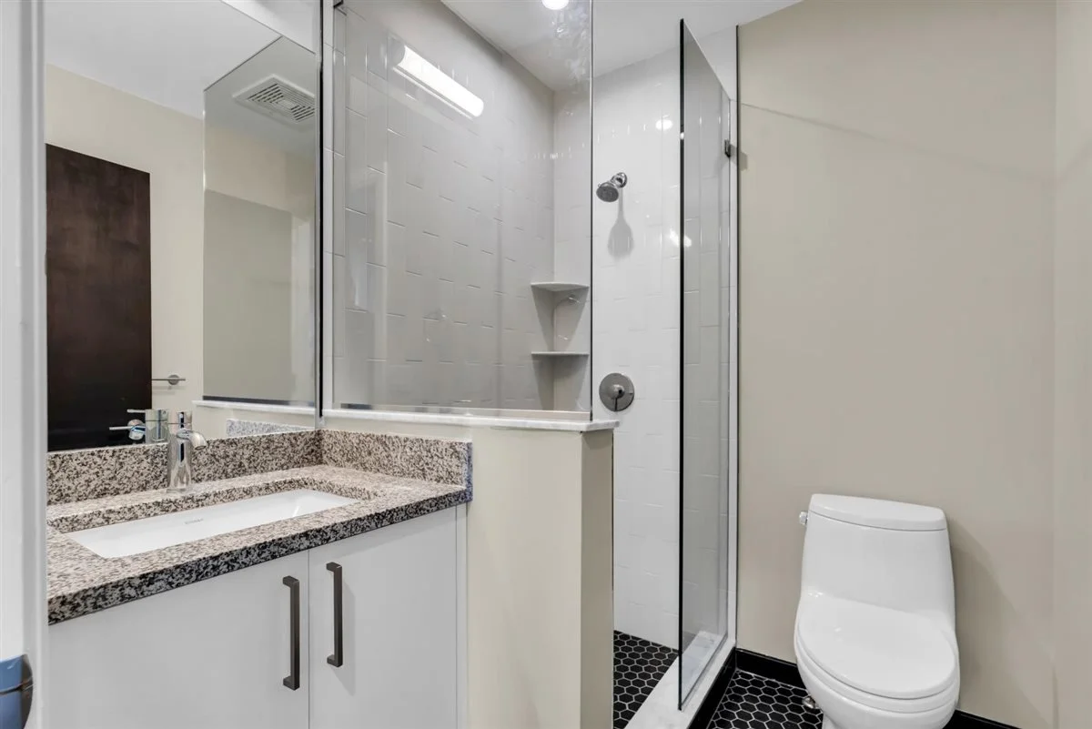 24-438 Selden St 202-24.jpg
