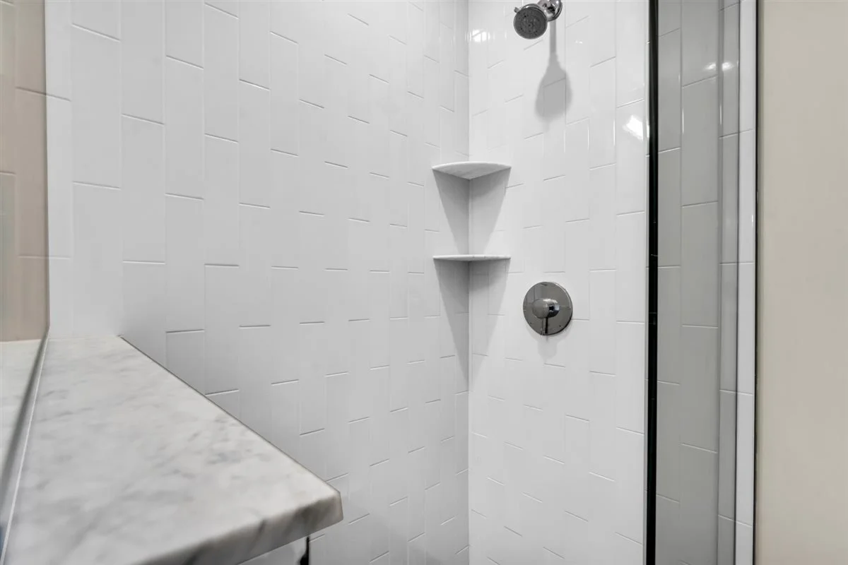 25-438 Selden St 202-25.jpg