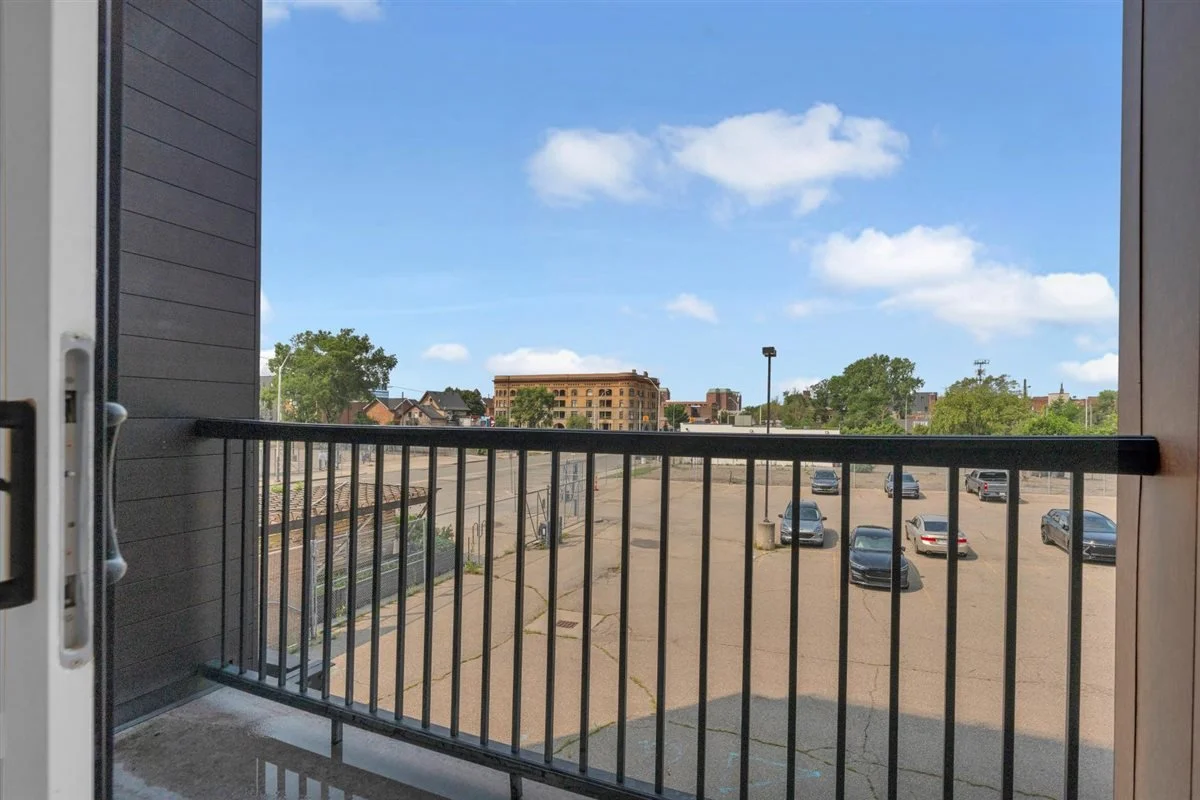 27-438 Selden St 202-27.jpg