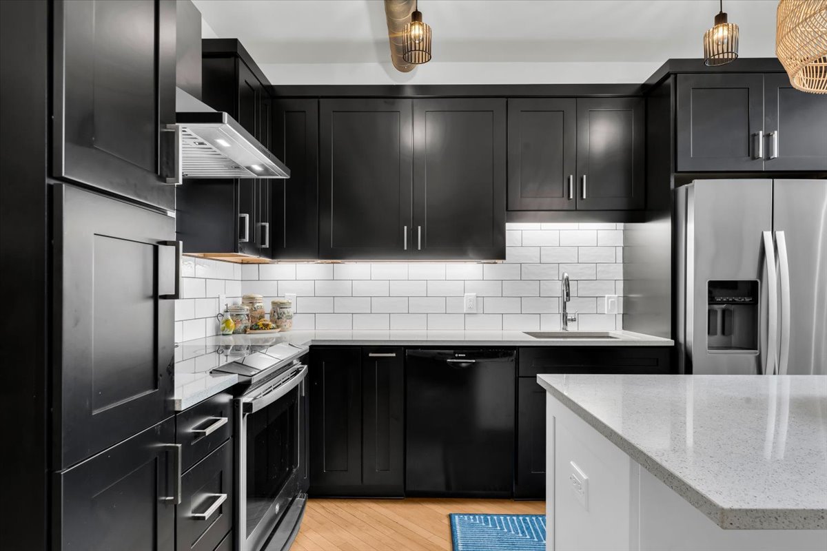 08-614 S Troy St #203-8.jpg