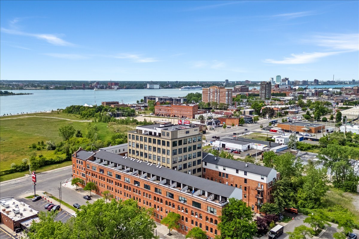 33-6533 E Jefferson Ave-2.jpg