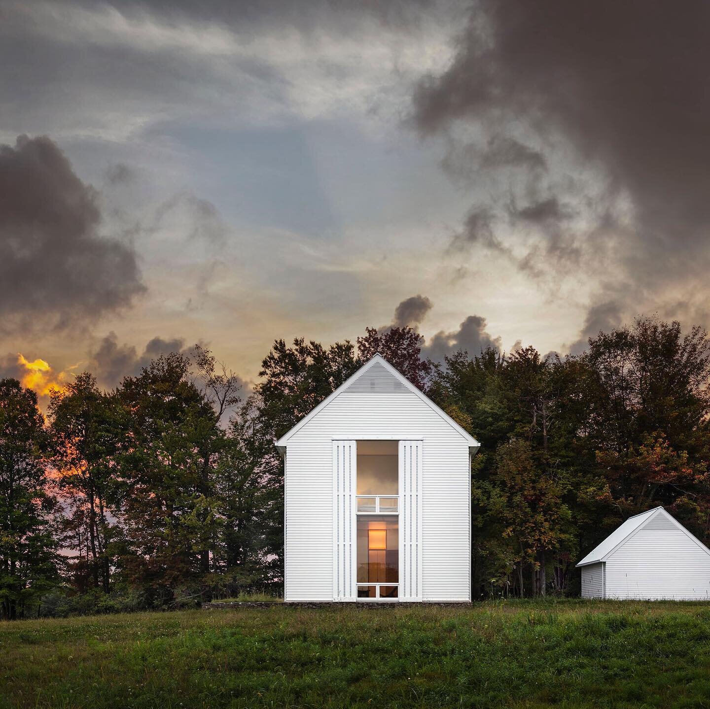 Now this is a modern farmhouse!  Not another box with &ldquo;pick a style&rdquo; cladding!

#greatarchitecture #inspired #larealestate #grandinettiestates