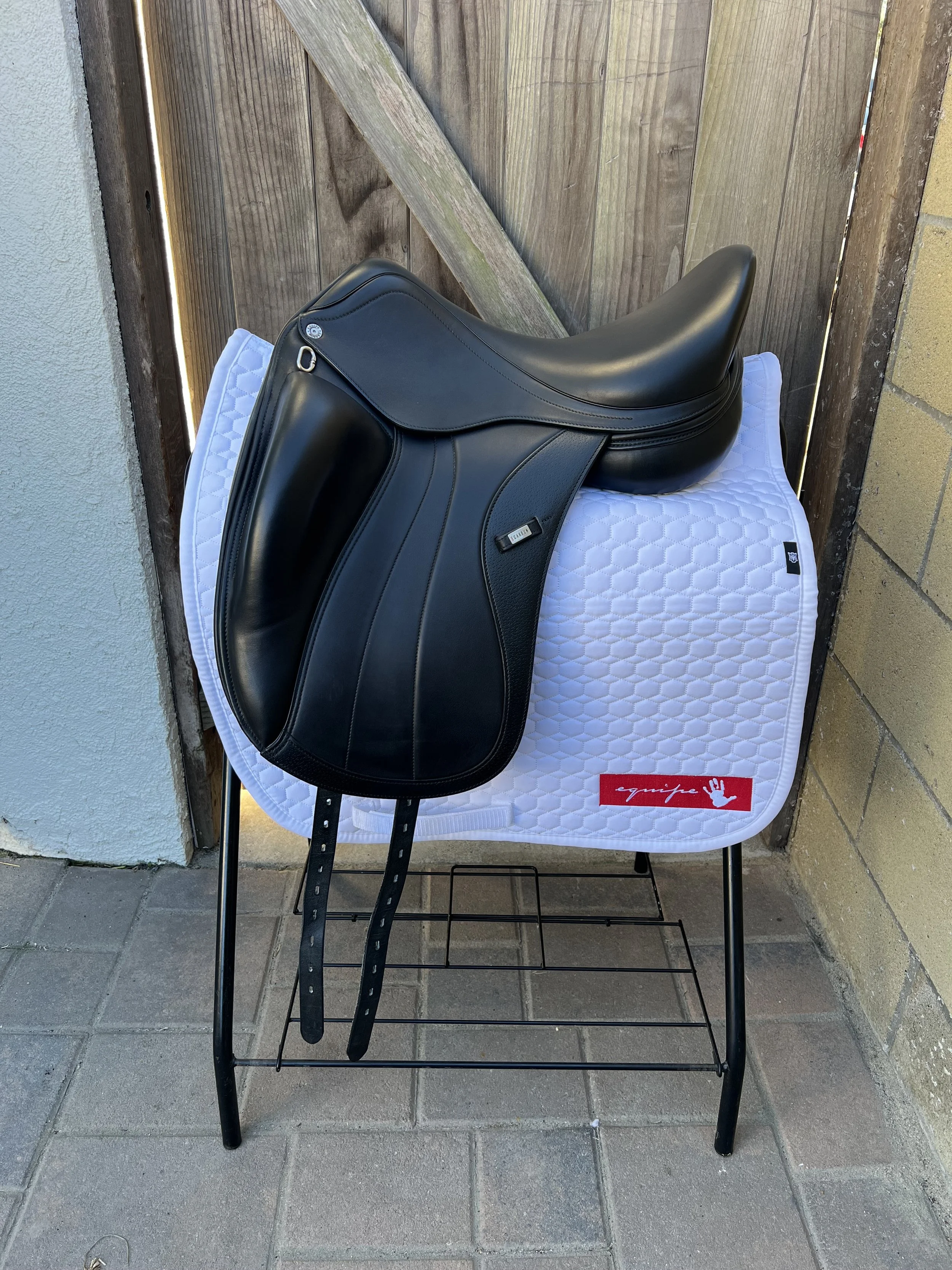 EQUIPE GLAMOUR 16.5N +2 rear panel, Med tree. 2019 model, pristine, like-new condition. $3,800
