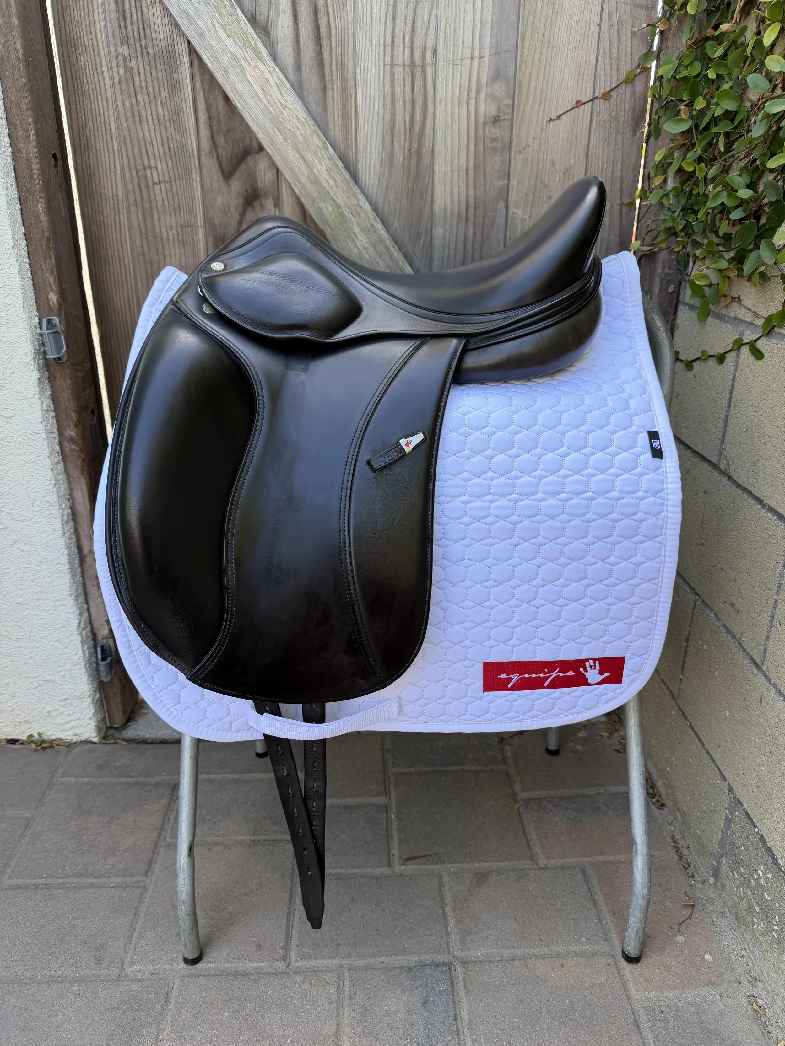 EQUIPE ELEGANCE 17L M +2.5. Very Good condition, long flap, adjustable, wide tree, 2023 model, $3,800.
