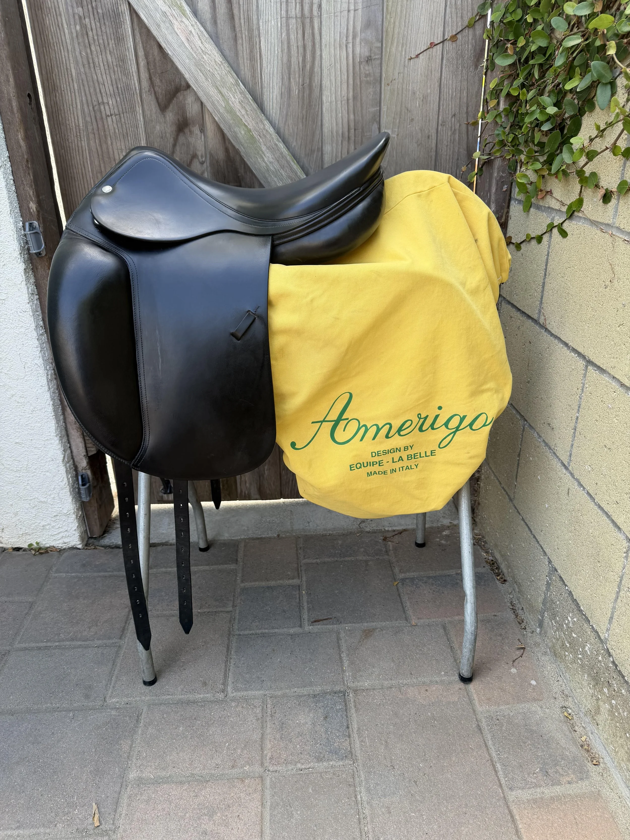 AMERIGO CC, 17.5, Med tree, F 2 panels, Excellent condition, barely used, adjustable. 2021 Model $2,000. All reasonable offers considered.