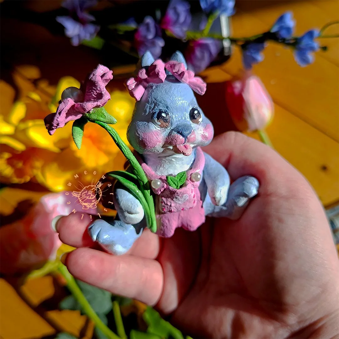Hey guys and welcome back to a new post!!🐇🌺

Clay time! I've been trying out some new Japanese clay lately and this is the second sculpture I've made using that clay. I'm still getting to know the clay and experimenting with it but so far I'm reall