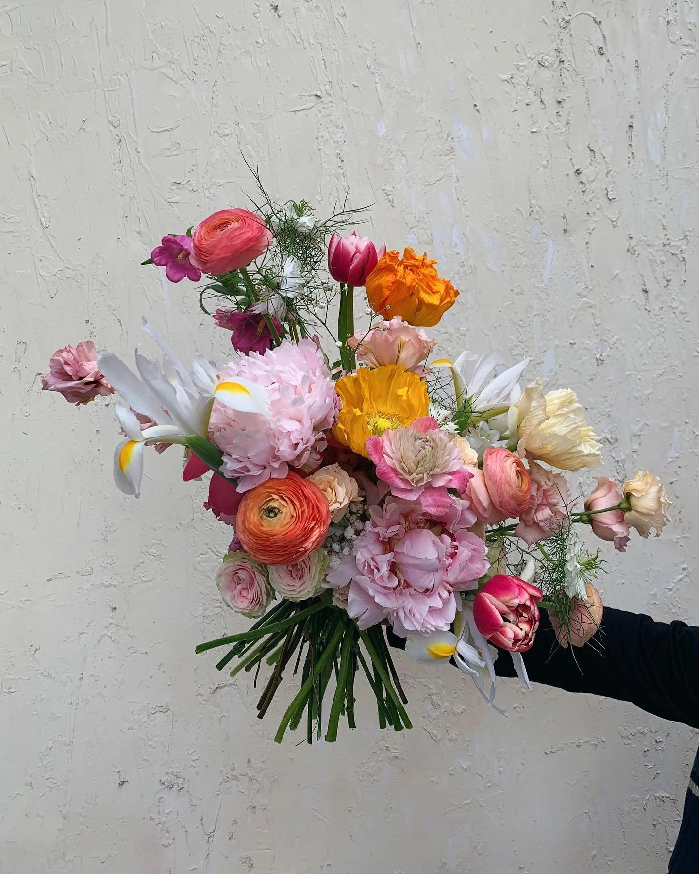 Spring fling 👛👛

Bridal bouquet for @rosehipfloral 

#brooklynflorist #nycflorist #2026bride #springweddingflowers #springweddingideas #livetheseasons #ruleofthirdsbk #ruleofthirdsbkwedding #brooklynwinery #brooklynwinerywedding #gardeninspiredflor