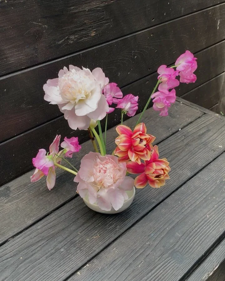 Most of the time I like to keep the cool tones with the cool tones and the warm tones with the warm tones but sometimes it seems much kinder to force them to be friends 🥂 

Bloom bowl for @rosehipfloral 

#floweringminds #designthoughts #eventdesign