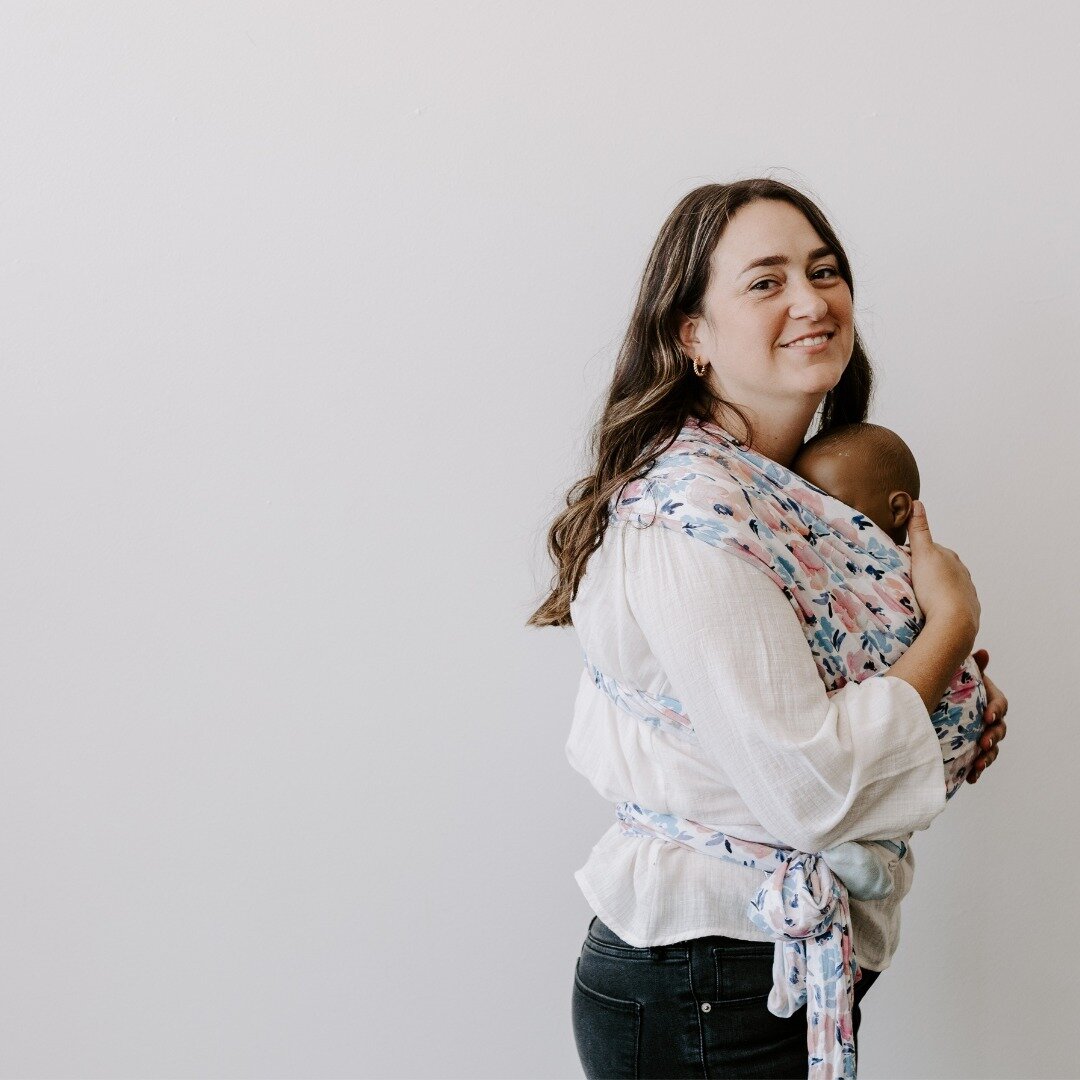Baby wearing is an amazing way to bond with a newborn for any parent or caretaker. Here are a few benefits of baby wearing according to @lesliethedoula⁣
⁣
🌙 Babies being worn are generally calmer and happier ⁣
🌙 Parents are closer and can pay atten