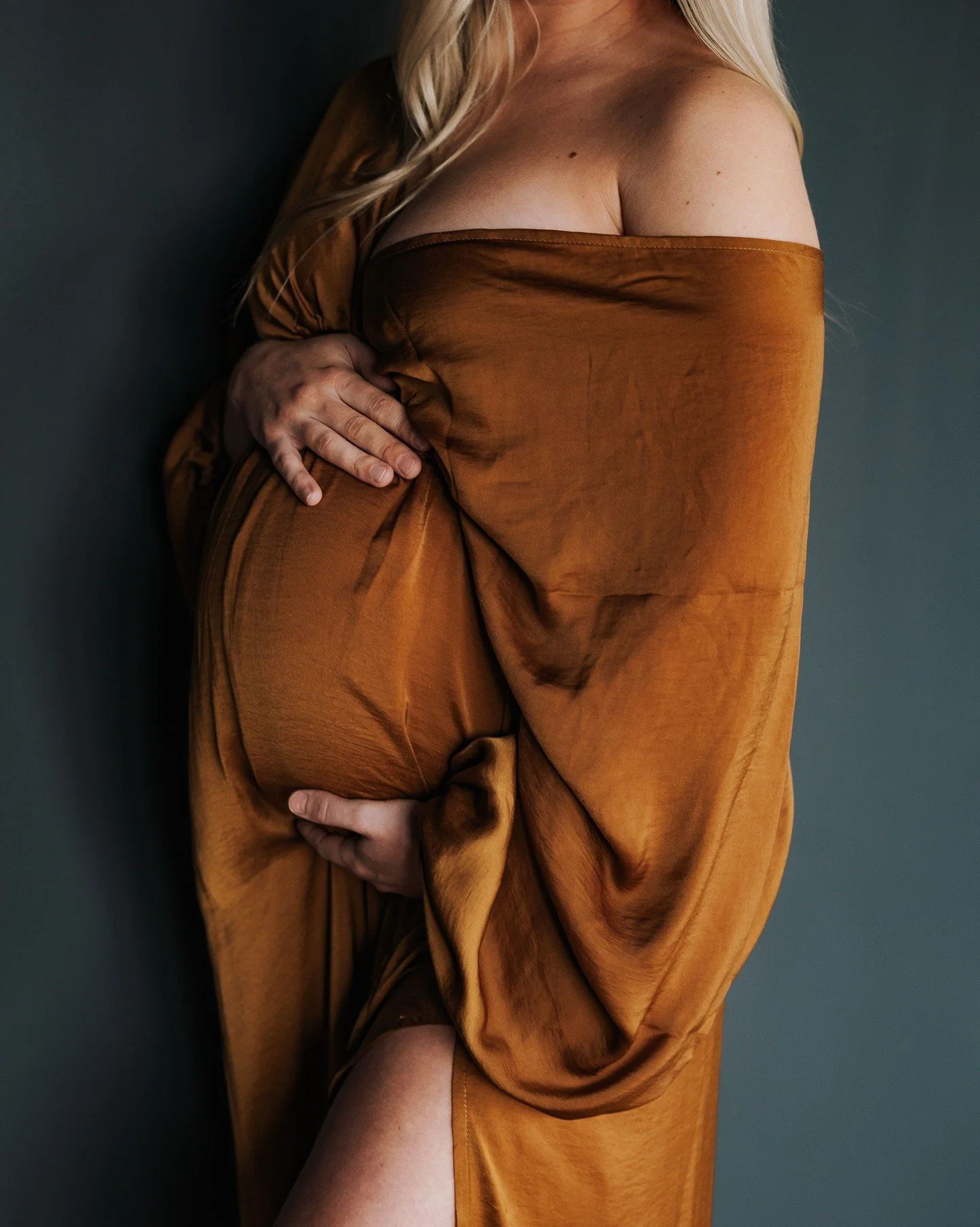 Excited to share that I&rsquo;m officially launching a small client closet! This set is one of the pieces available; it comes with two interchangeable tops and fits sizes XS&ndash;XL. Additionally... It's bump-friendly!!