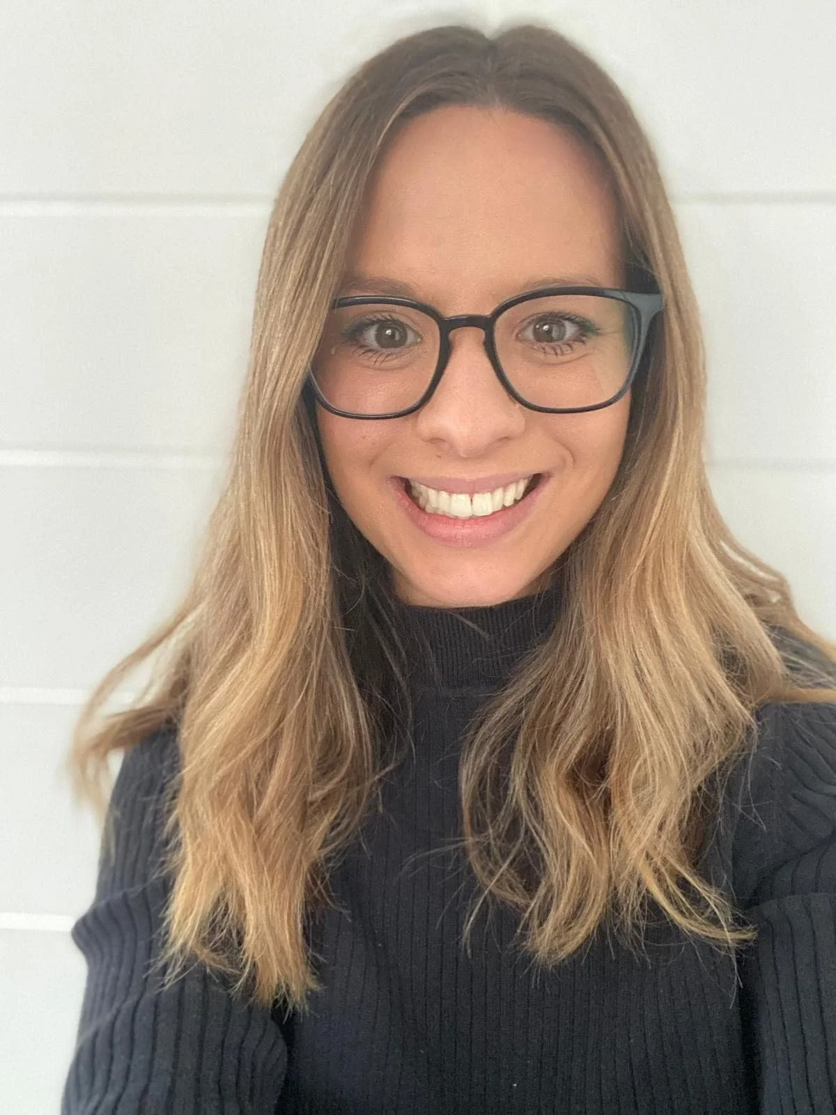 Headshot of Hunter Marshall, female therapist wearing glasses