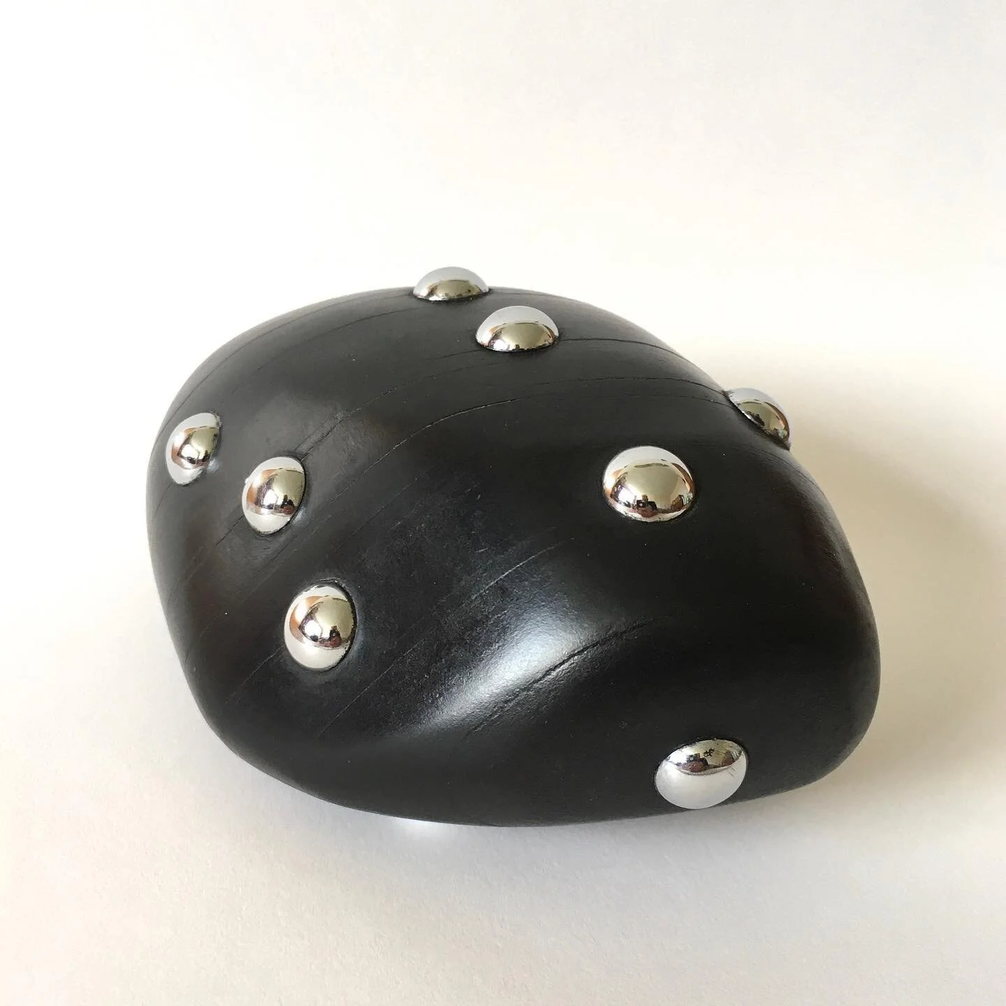 Punk Rock/Dark Matters 2.
MDF, Brass, Chrome, Pigment, Wax.
2020.

14.5 x 9.5 x 6.5cm.

Unique and branded.

Price: &pound;200 through the Artists Support Pledge.

DM me for more information.

#generousculture#artistsupportpledge #artcollect#collecta