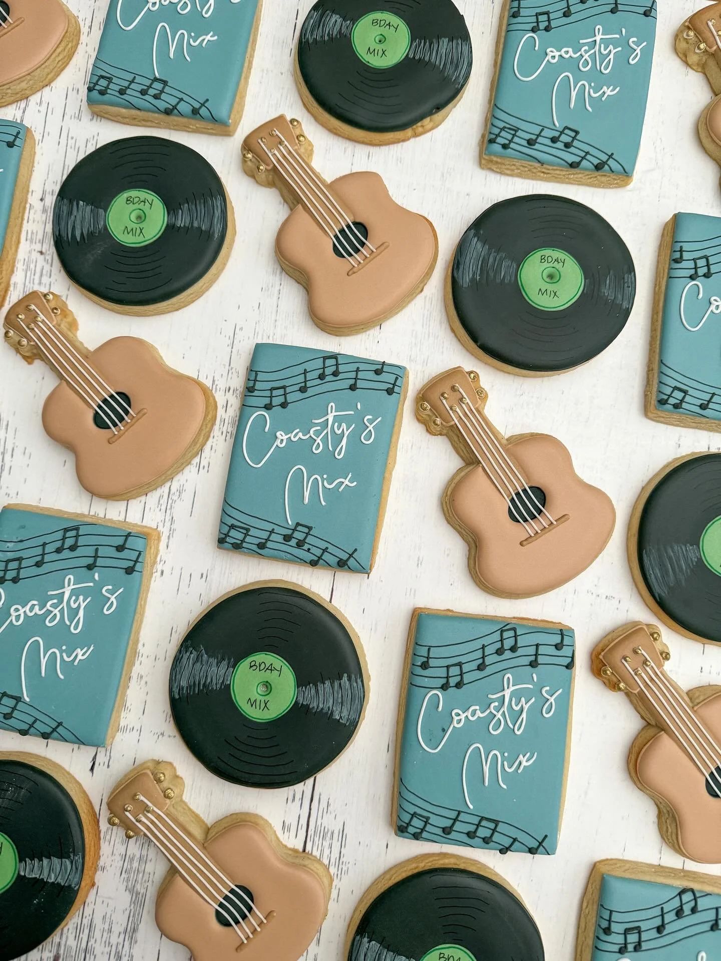 It&rsquo;s time to get up and dance for Coasty&rsquo;s birthday 🕺🏼🎶🎉 

#tatestreats #birthdaycookıes #orangecountycookies #southocmoms