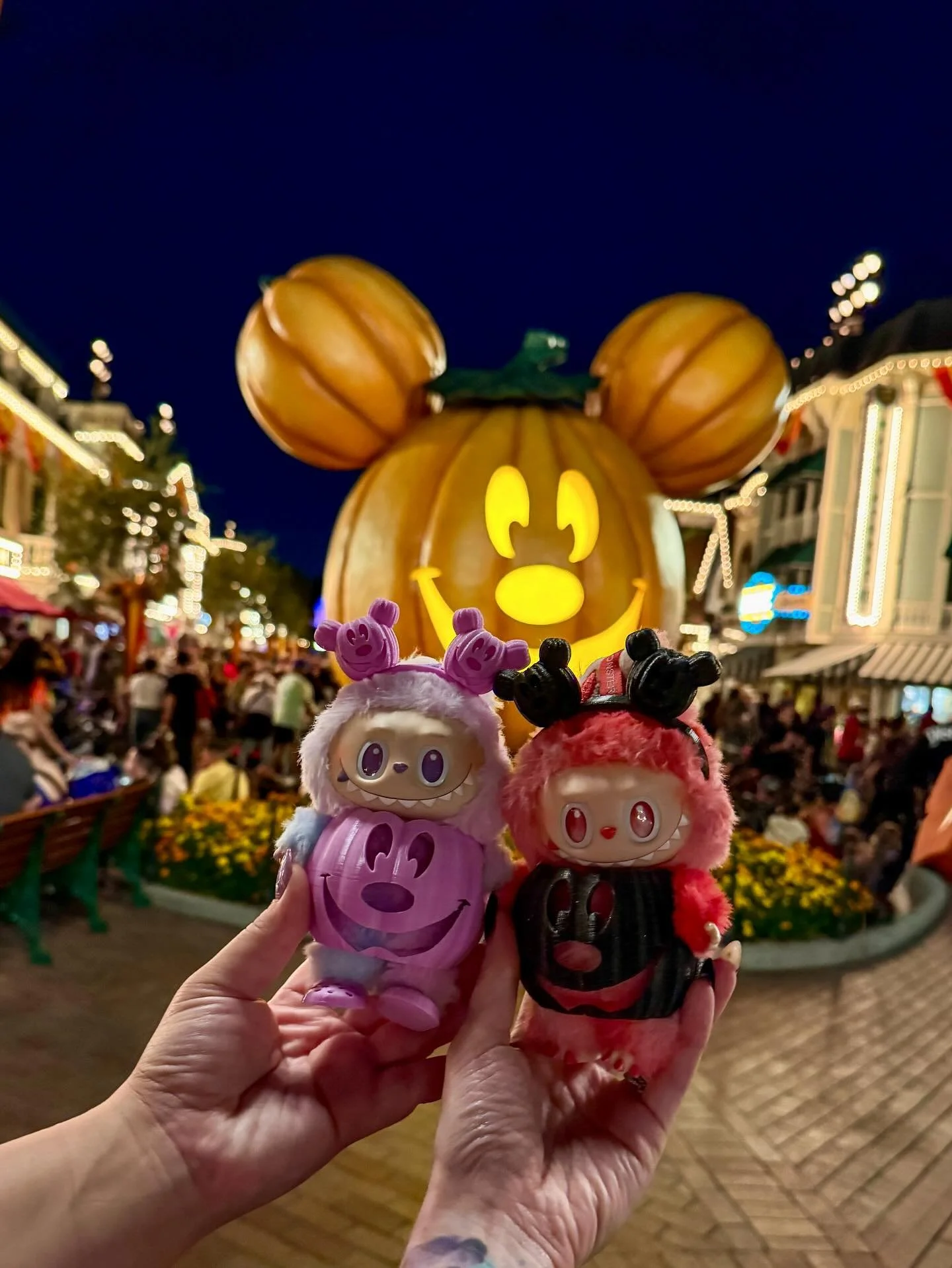 Twinning with Mickey on Main Street

Thank you to those who ordered 3D printed Labubu costumes. I&rsquo;ll have more items/products coming for them soon 

#tatestreats #3dprintedcostume #labubudoll #disneyhalloween #orangecountyevents #loungeflycolle