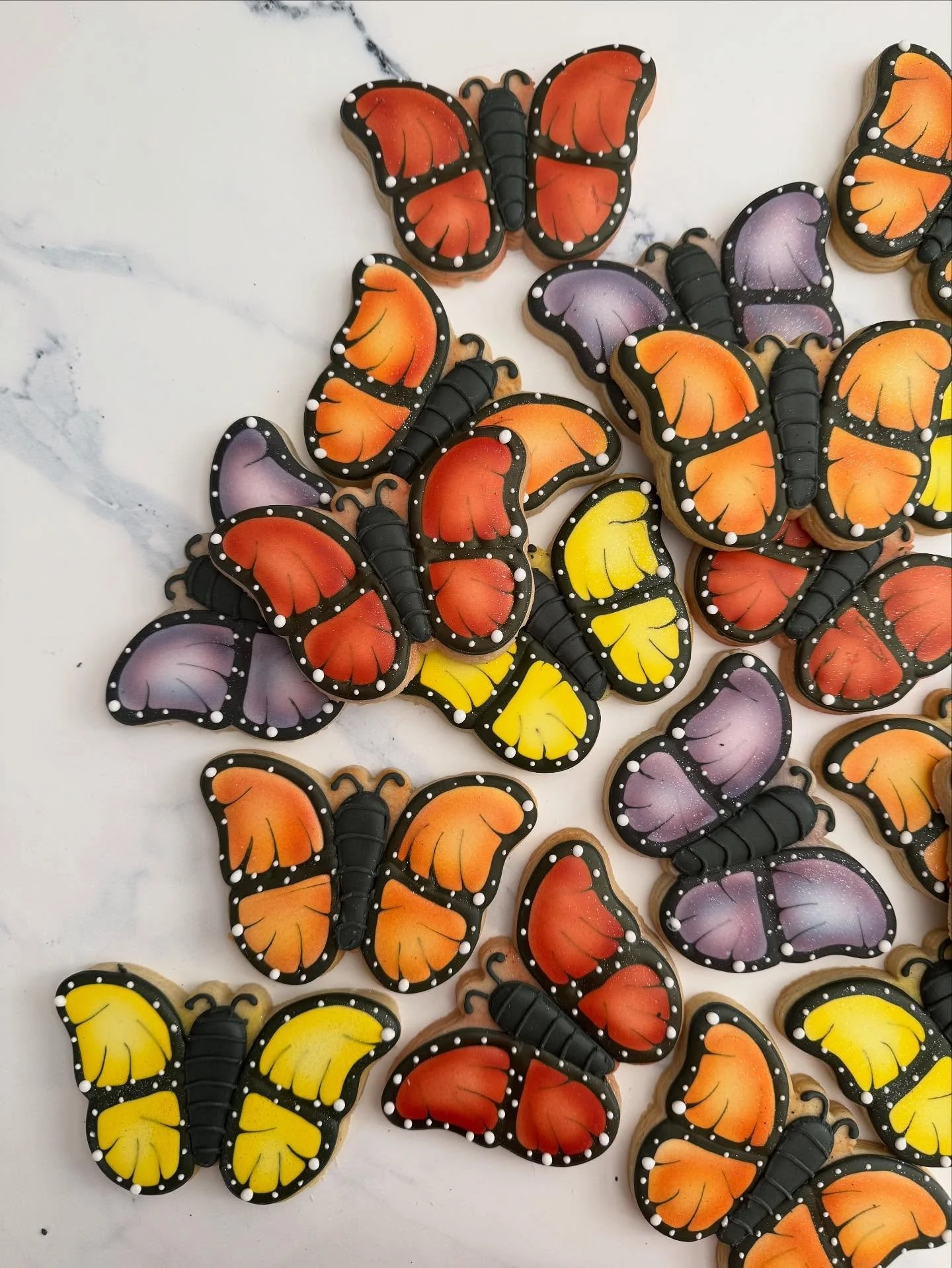 Breaking up your Halloween/spooky season feed with some 🦋🦋🦋 

Fun fact: butterflies migrate to warmer temperatures during the cold months, some traveling as much as 3,000 miles. 

#tatestreats #butterflycookies #monarchbutterflies #birthdaycookıes