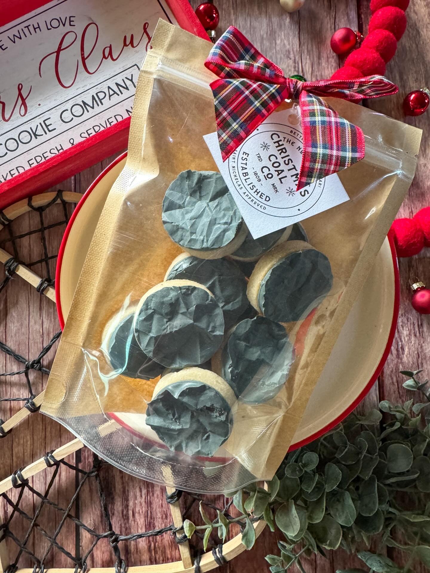 Christmas sale is coming this Sunday 12/07 at 12pm on my website! I will bringing back my most popular options over the past few years. 

Pick up will be Wednesday 12/17 from 4:30pm-8:30pm and Saturday 12/20 12pm-5pm. Shipping will also be available.