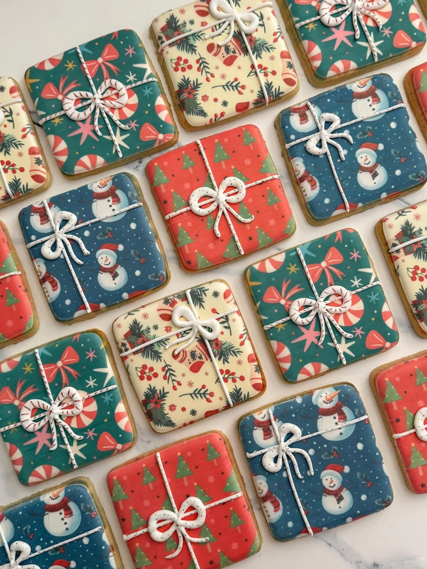 Literally obsessed with how cute he turned out! All things to my @eddie_edibleinkprinter 

#tatestreats #christmascookies #holidaycookies #toysfortots #wrapmeup