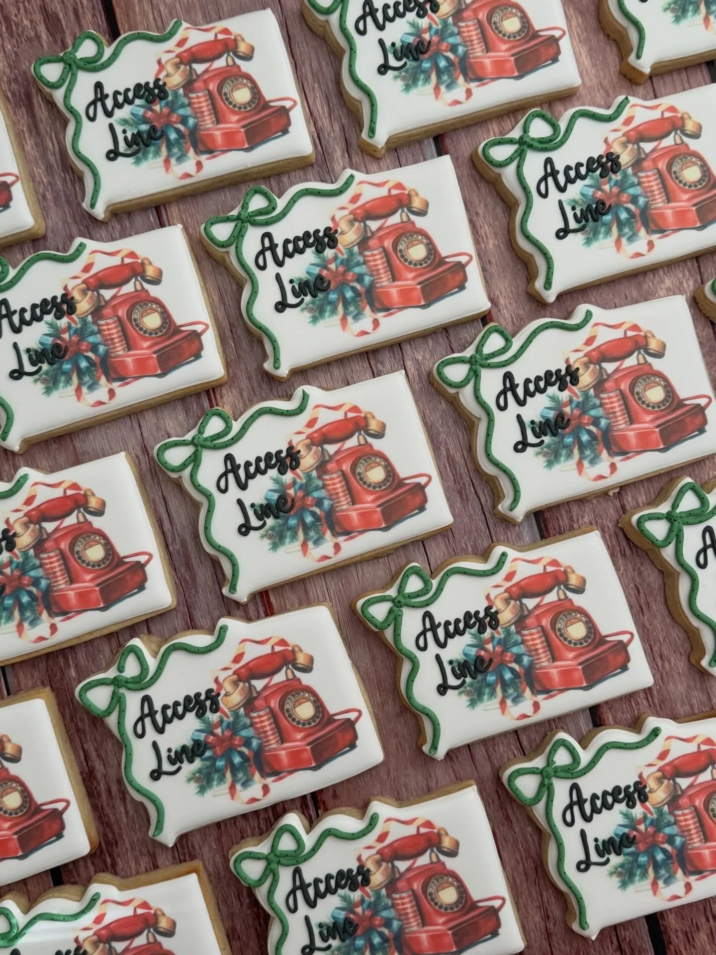 Ring, ring&hellip;Santa&rsquo;s calling, he&rsquo;s on his way!

A fun holiday twist on business logo cookies! 

#tatestreats #christmascookies #logocookies #orangecountycookies #orangecountyevents