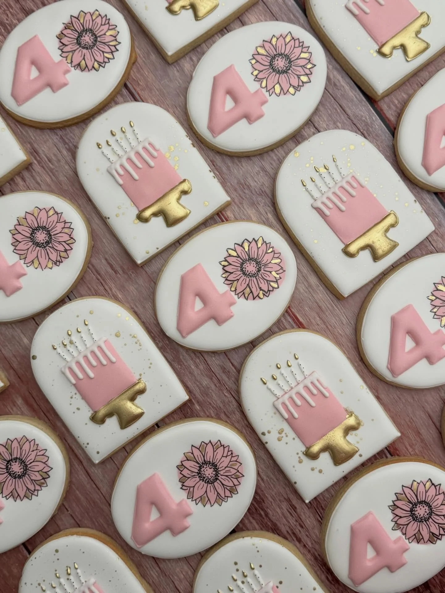 Forty and flourishing ✨ 

#tatestreats #40thbirthdayparty #milestonebirthday #orangecountycookies #orangecountyevents