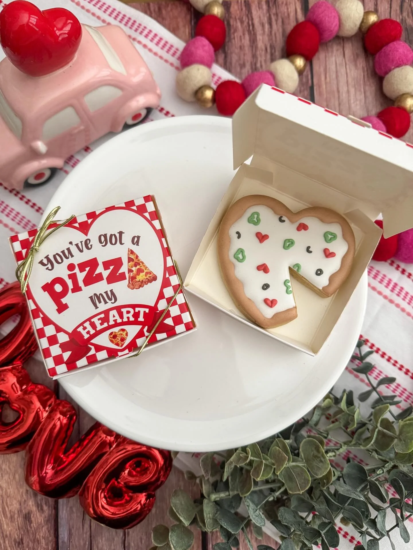 That&rsquo;s amoreeeee 🎶🍕❤️ 

Valentines&rsquo;s Day cookies go on sale next week 01/28 at 6pm on my website. Be the first to get the link by signing up for my newsletter: www.tatestreats.com

#tatestreats #valentinesdaycookies #valentinesdayideas 