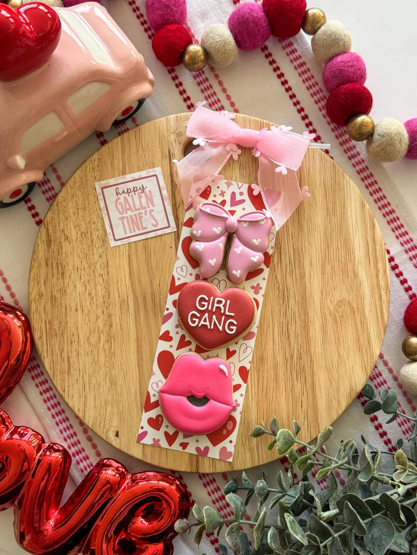 Celebrating the girls who hype you up, show up for you, and make life sweeter 💕

Galentine&rsquo;s cookies for the girl gang, because female friendships deserve to be celebrated just as much as romantic ones ✨🍪

Order yours here:www.tatestreats.com