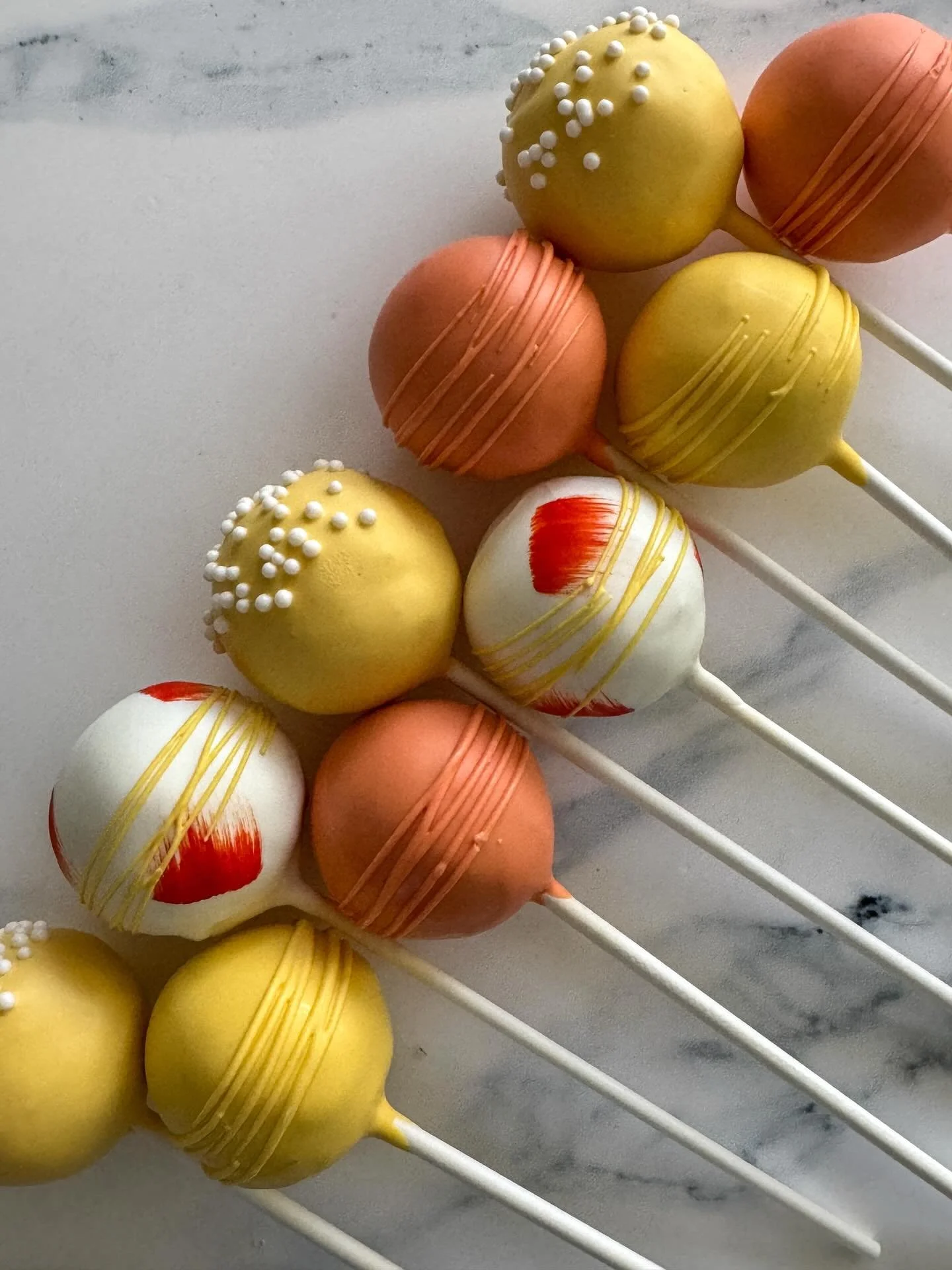 This color palette just makes me smile ☀️ corporate orders with a splash of color

All the design and color inspiration by the talented @chrissys_pop_shop 

#tatestreats #orangecountycakes #orangecountyevents #corporategifts