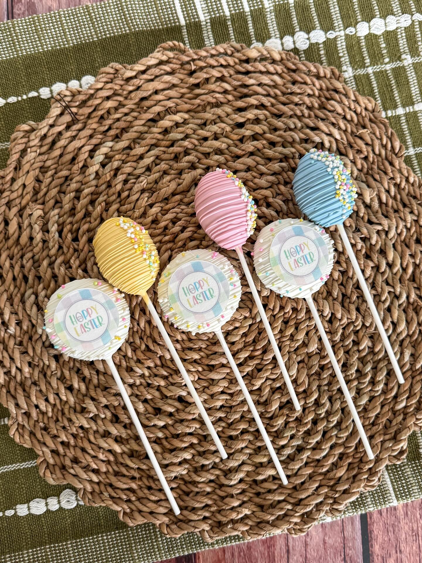 Your Easter table needs these 🐣✨

These vanilla cake pops are dipped in white chocolate, decorated with spring sprinkles, and individually wrapped in a display box that doubles as a stand.

Perfect for hosting, gifting, or adding something extra spe