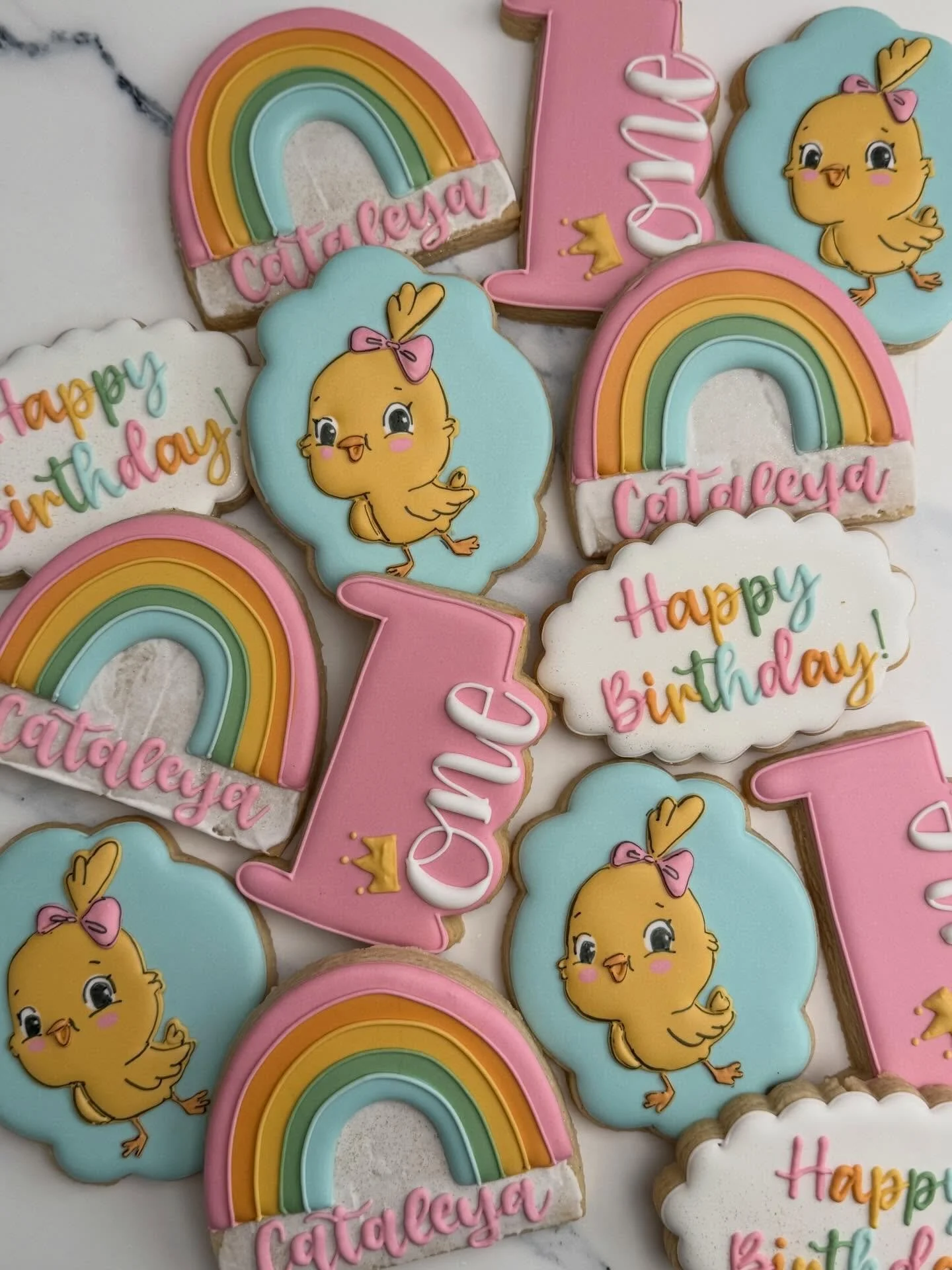 A little sunshine for a first birthday ☀️🌈🐥 Happy birthday Cataleya!

#tatestreats #birthdaycookıes #firstbirthday #orangecountycookies #ocmoms